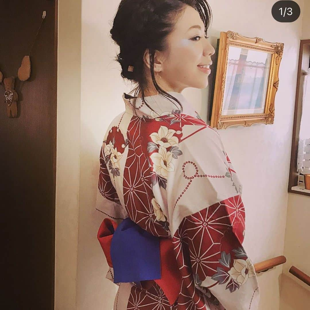 爲我井あゆみさんのインスタグラム写真 - (爲我井あゆみInstagram)「私が小学6年生の夏に亡くなった祖父が 元気な時にわざわざ持ってきてくれた浴衣。  禰󠄀豆子さんの柄です。  大好きなおじいちゃん、流行最先端！  先日母からも、禰󠄀豆子の柄の浴衣だったね！と、連絡が来まして、母も流行を追えているようです😉  今も健在な88歳の祖母に、禰󠄀豆子の柄って言っても、ねずみ？って聞き返される平和😊  🐭から🐮 平成から令和！  数年前の真夏日の写真。 昨年は出番がありませんでした。  着付けは自己流なので、気崩れお許しください！  緊急事態宣言が発令されそうですが 生徒さんたちの笑顔を絶やさぬよう 精進して参ります。  たくさんのご意見、 真摯に受け止めております。 チーフとして、多方面から受け止めつつ 前進していきたいと思います。」1月5日 21時25分 - ayumi_tamegai