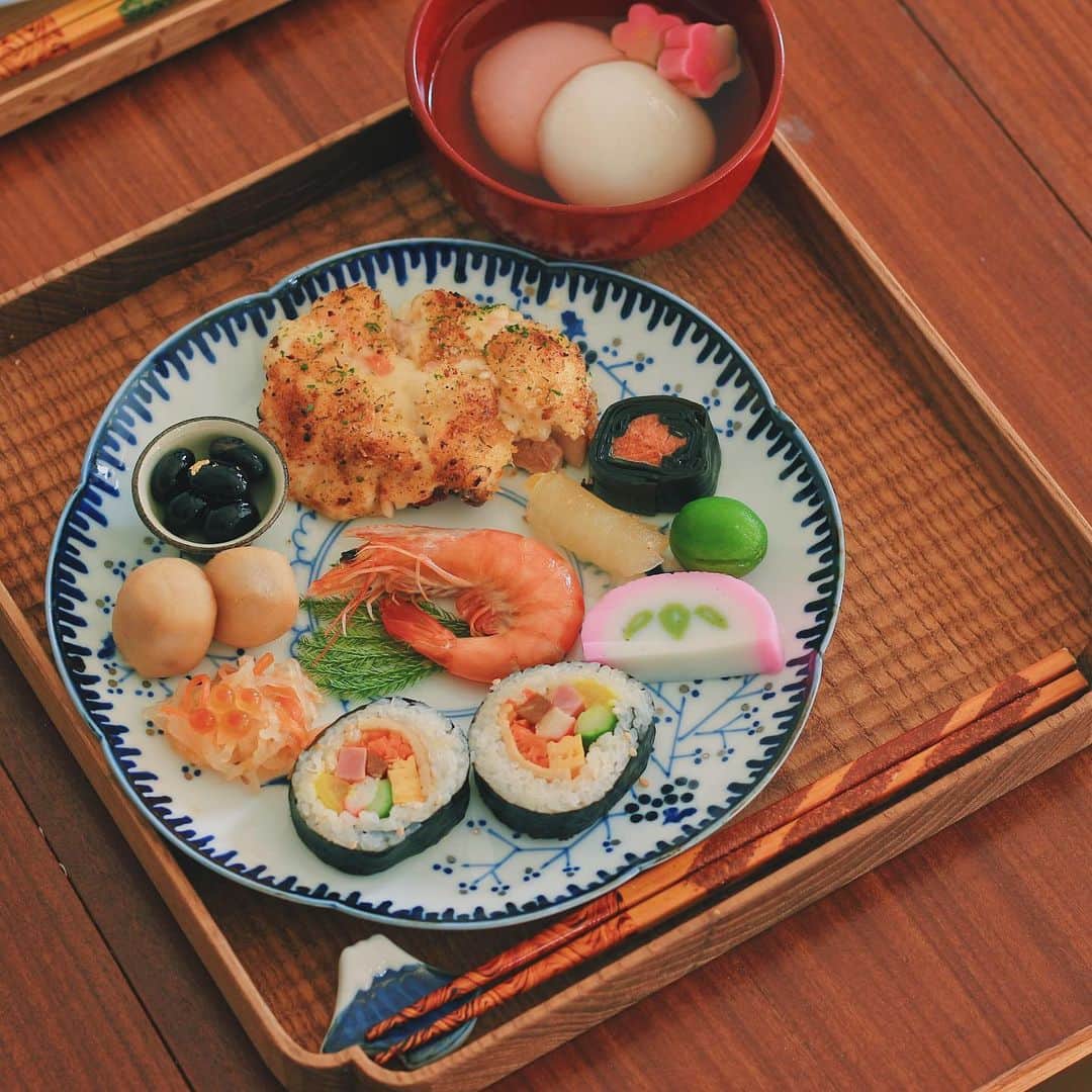 Kaori from Japanese Kitchenのインスタグラム：「仕事始め。おせちの残りで楽ちん和ンプレート。 ・ こんばんは。昨日の朝昼ごはん。 通常のごはんへ戻る前に お節の残りを食べ切りたくて 買ってきたお惣菜と合わせて和ンプレートに。 お正月用に用意してた器を使ったら 華のある和ンプレートになりました🌸 これにて今年のお節は終了。 （#oisix さんのお節です) 海老の上にある大きな山の塊は 鶏肉のポテマヨ香草焼きです笑 お節に飽きつつある中の ポテマヨが美味しい…！ ・ 今年はひっそりと続けてる薬膳の話を もう少し面白くしたいなーと。 テーマは毎回適当に決めてて一貫性は薄いですが 少しでも薬膳に興味を持ってもらえたり 薬膳を通じて身体を調えることに 興味を持ってもらえたら嬉しいです。 うつわのインスタライブとか だらだら料理ライブも久々にしようかな🙂 まずはキッチンの掃除だな🙃 遅くなりましたが今年もよろしくお願いします。 ・ ・ 【おしながき】 残りのキンパ 柿なます 里芋の煮物 黒豆 鶏肉のポテマヨ香草焼き 鮭昆布巻き 浜汐海老 柚子奉書巻 若桃の甘露煮 かまぼこ 紅白餅のお雑煮 ＊薬膳走り書きは本日お休みします＊ ・ ・ ・ 2021.01.05 Tue Hi from Tokyo! Here’s Japanese New Year’s oneplate dish. Happy New Year all xxx ・ ・ ・ #Japanesefood #breakfast #朝ごはん #おうちごはん #早餐 #薬膳 #うつわ #自炊 #家庭料理 #和ンプレート #和食 #たなかふみえ #おせち #落合芝地」