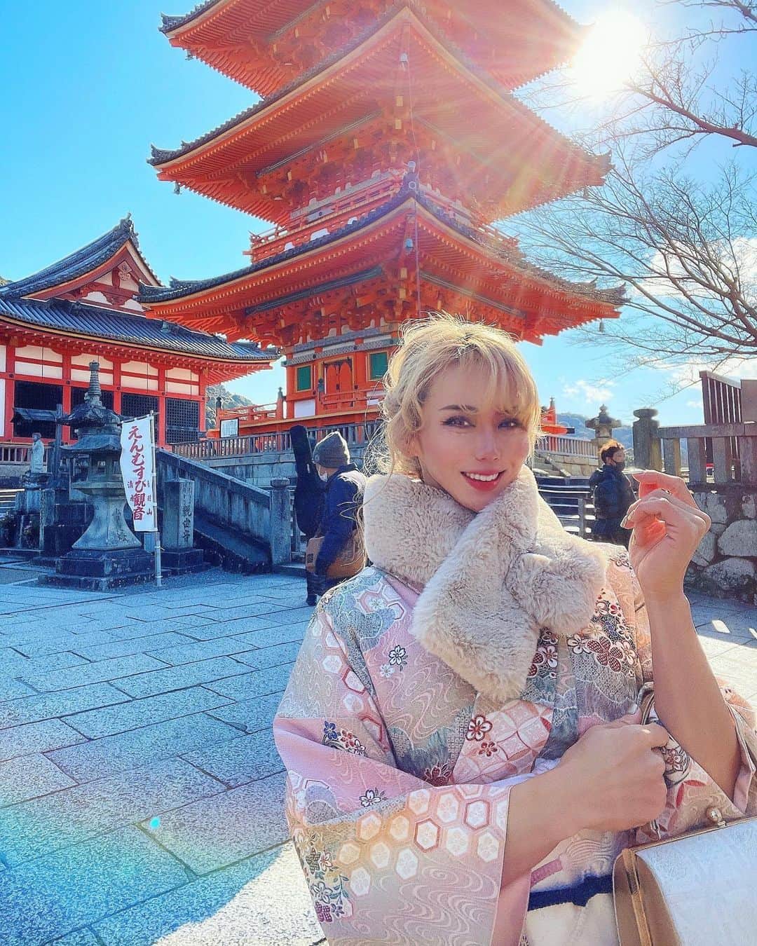 倉地美晴さんのインスタグラム写真 - (倉地美晴Instagram)「・ 👘❄️🌸🌻🍁  着物やっぱり好きだな〜！ 実は高校生の頃に着物講師免許を取得したから自分でも着れるし、 人にも着せれる🤭🔥 今年は機会があるごとに積極的に着ていこう(決意)  私と着物デートしてくれる人いつでも募集してるよん🤍 もちろん女子限定🤍  #着物コーディネート #着物 #kimono #kimonostyle #japan #fashion #京都旅行」1月5日 21時31分 - miharu_kurachi