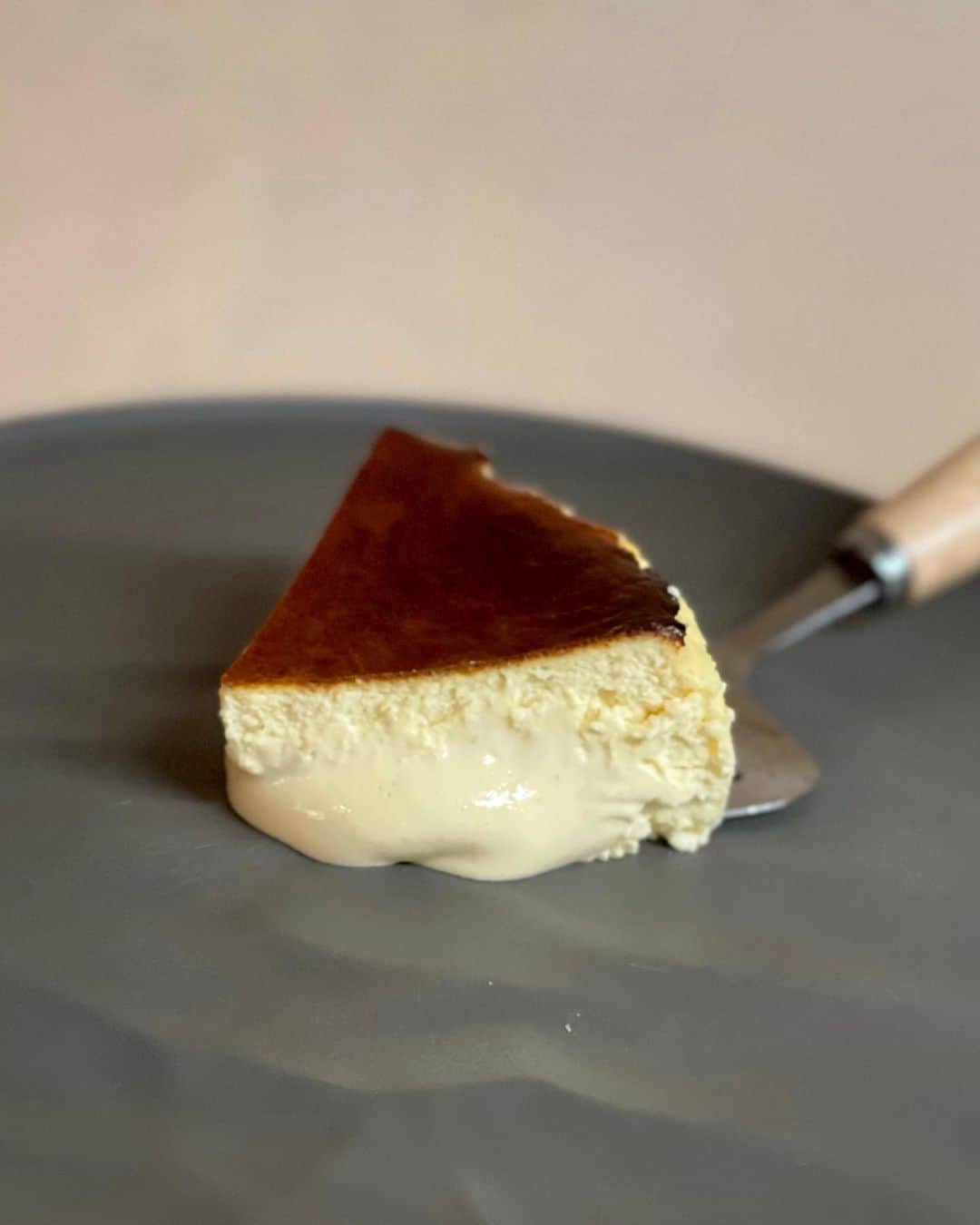 秋山具義さんのインスタグラム写真 - (秋山具義Instagram)「バスクチーズケーキ、いつもと分量を変えたら、中がトロットロになりすぎた〜﻿ 味は美味しかったんだけど。﻿ ﻿ #モジャメガネ焼き菓子部 #グギメシ」1月5日 21時34分 - gugitter