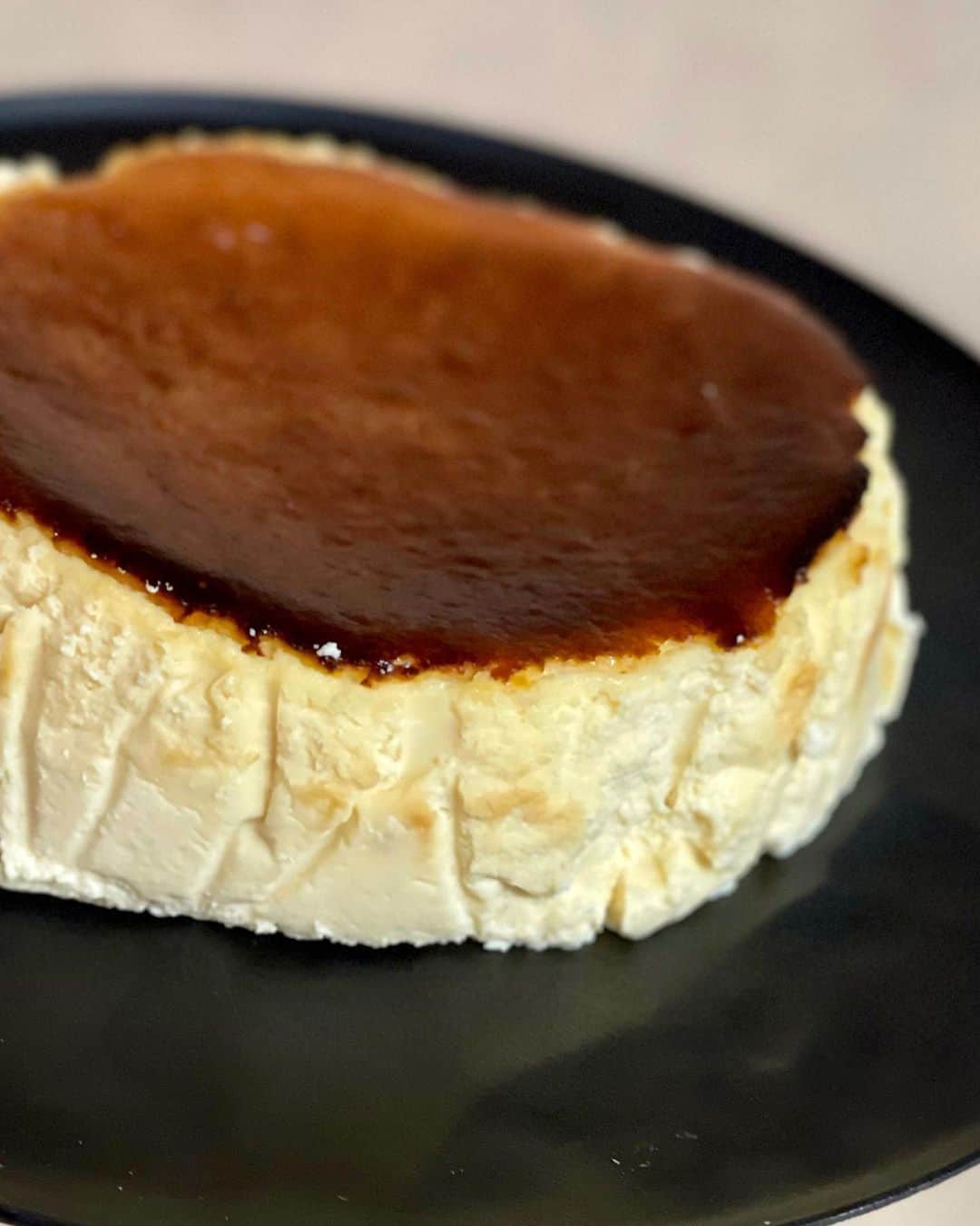 秋山具義さんのインスタグラム写真 - (秋山具義Instagram)「バスクチーズケーキ、いつもと分量を変えたら、中がトロットロになりすぎた〜﻿ 味は美味しかったんだけど。﻿ ﻿ #モジャメガネ焼き菓子部 #グギメシ」1月5日 21時34分 - gugitter