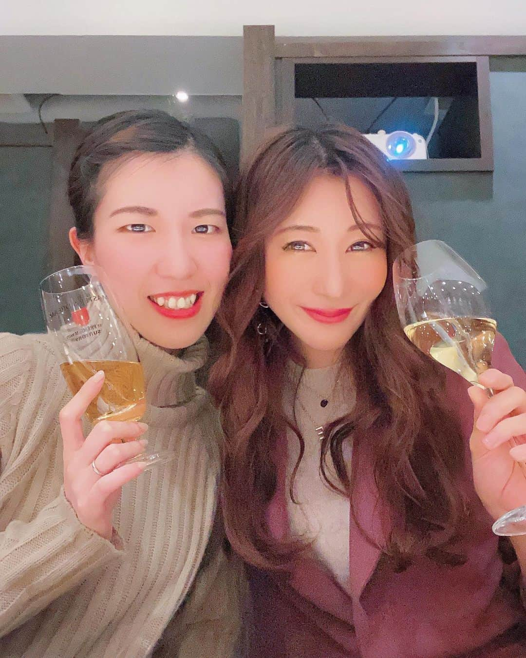 中村江莉香さんのインスタグラム写真 - (中村江莉香Instagram)「女子会‼︎年明け貸し切り寿司🥶🍣 #大門鮨 #新年会 🍣 大好きなおしゅし行ってきましたー！ 新年一発目にやっと逢えたのが‼︎ @m_s_miiiiii_ 😂⛩‼︎✨#いきなりマリッジ ADさんであり...妹です🥺💕 あの30日ずっと隣にいてくれた昌美。最後泣きながらお別れをしたのは言うまでもない。新潟での温泉は裸の付き合いで一緒にお風呂入って体流して...🤣♥️ 話がとまらんー！！！笑 全部面白過ぎた🤣🤣🤣㊗️ そんな彼女が今月お誕生日！そしてご結婚されて、、、😁🎍💝おめでとう㊗️ #大門寿司 ここのお店もずっと来たかった！ #プロジェクションマッピング を見ながらお寿司を食べられる？！ すごいっ！！！👀！！！ 大将も気兼ねなくお話をして下さり...楽しい会でした💝💝 女同士のまったりおしゅしも最高ね😁👍  #大門すし #お寿司 #寿司好き #お寿司屋さん #新年会 #新年 #あけおめ #ことよろ #あけましておめでとうございます🎍 #初外食 #初外食デビュー #2021年 ウーミーPR #いきまり #いきまりファミリー #いきマリ #いきマリ生活 #いきマリ会 #番組AD #妹ちゃん #おしゅし #お寿司会 #いきなりマリッジシーズン2 #いきなりマリッジ2 #結婚おめでとう #abematv #abema」1月5日 21時34分 - erica_nakamura