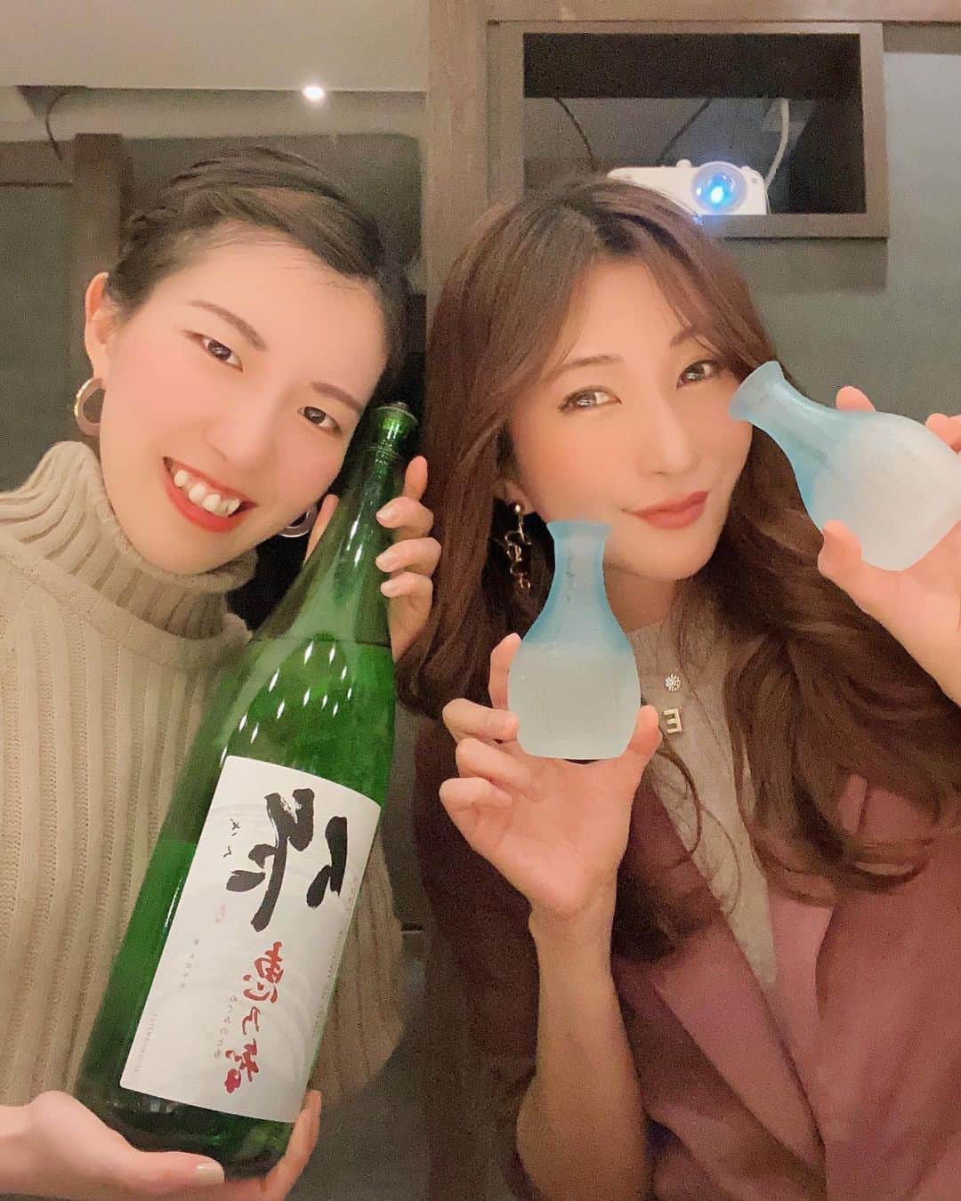 中村江莉香さんのインスタグラム写真 - (中村江莉香Instagram)「女子会‼︎年明け貸し切り寿司🥶🍣 #大門鮨 #新年会 🍣 大好きなおしゅし行ってきましたー！ 新年一発目にやっと逢えたのが‼︎ @m_s_miiiiii_ 😂⛩‼︎✨#いきなりマリッジ ADさんであり...妹です🥺💕 あの30日ずっと隣にいてくれた昌美。最後泣きながらお別れをしたのは言うまでもない。新潟での温泉は裸の付き合いで一緒にお風呂入って体流して...🤣♥️ 話がとまらんー！！！笑 全部面白過ぎた🤣🤣🤣㊗️ そんな彼女が今月お誕生日！そしてご結婚されて、、、😁🎍💝おめでとう㊗️ #大門寿司 ここのお店もずっと来たかった！ #プロジェクションマッピング を見ながらお寿司を食べられる？！ すごいっ！！！👀！！！ 大将も気兼ねなくお話をして下さり...楽しい会でした💝💝 女同士のまったりおしゅしも最高ね😁👍  #大門すし #お寿司 #寿司好き #お寿司屋さん #新年会 #新年 #あけおめ #ことよろ #あけましておめでとうございます🎍 #初外食 #初外食デビュー #2021年 ウーミーPR #いきまり #いきまりファミリー #いきマリ #いきマリ生活 #いきマリ会 #番組AD #妹ちゃん #おしゅし #お寿司会 #いきなりマリッジシーズン2 #いきなりマリッジ2 #結婚おめでとう #abematv #abema」1月5日 21時34分 - erica_nakamura