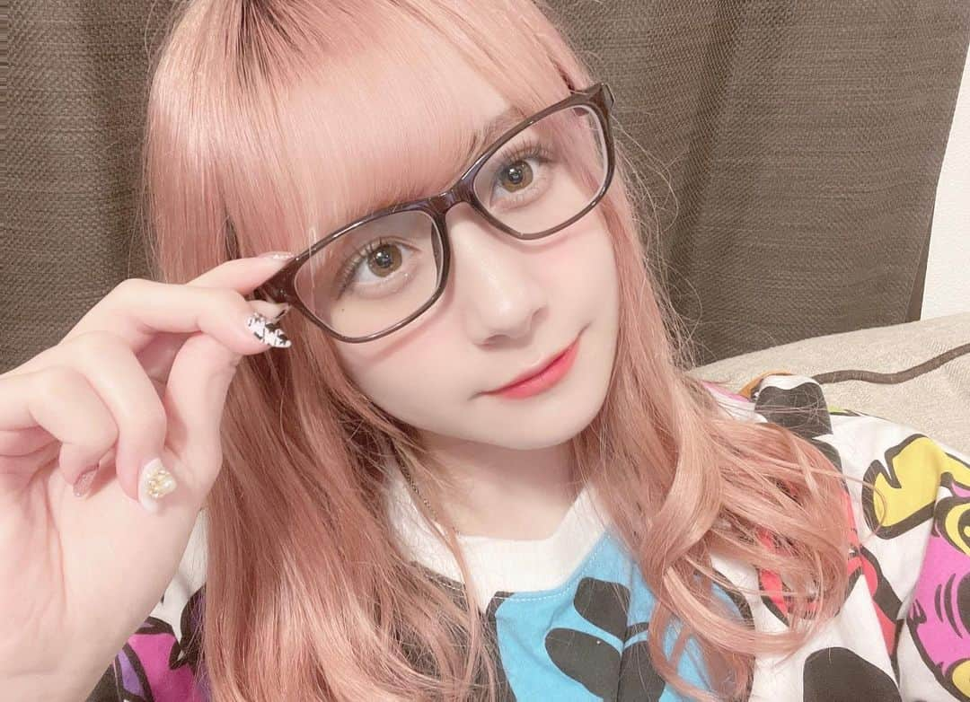 兼次桜菜のインスタグラム：「お家でメガネ🤓」