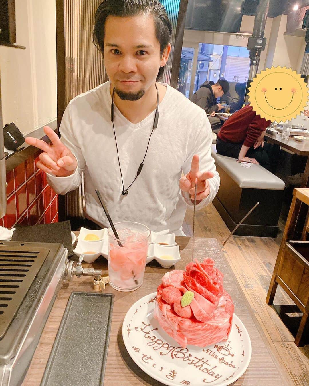 吉岡世起のインスタグラム：「肉ケーキ万歳！  昨日の試合後、大原さんからドトールカードの誕生日プレゼントを頂いた これがリーダーの人心掌握術！w お祝いコメント等ありがとうございます！ 33歳まだまだ頑張ります！ #33歳 #ゾロ目」