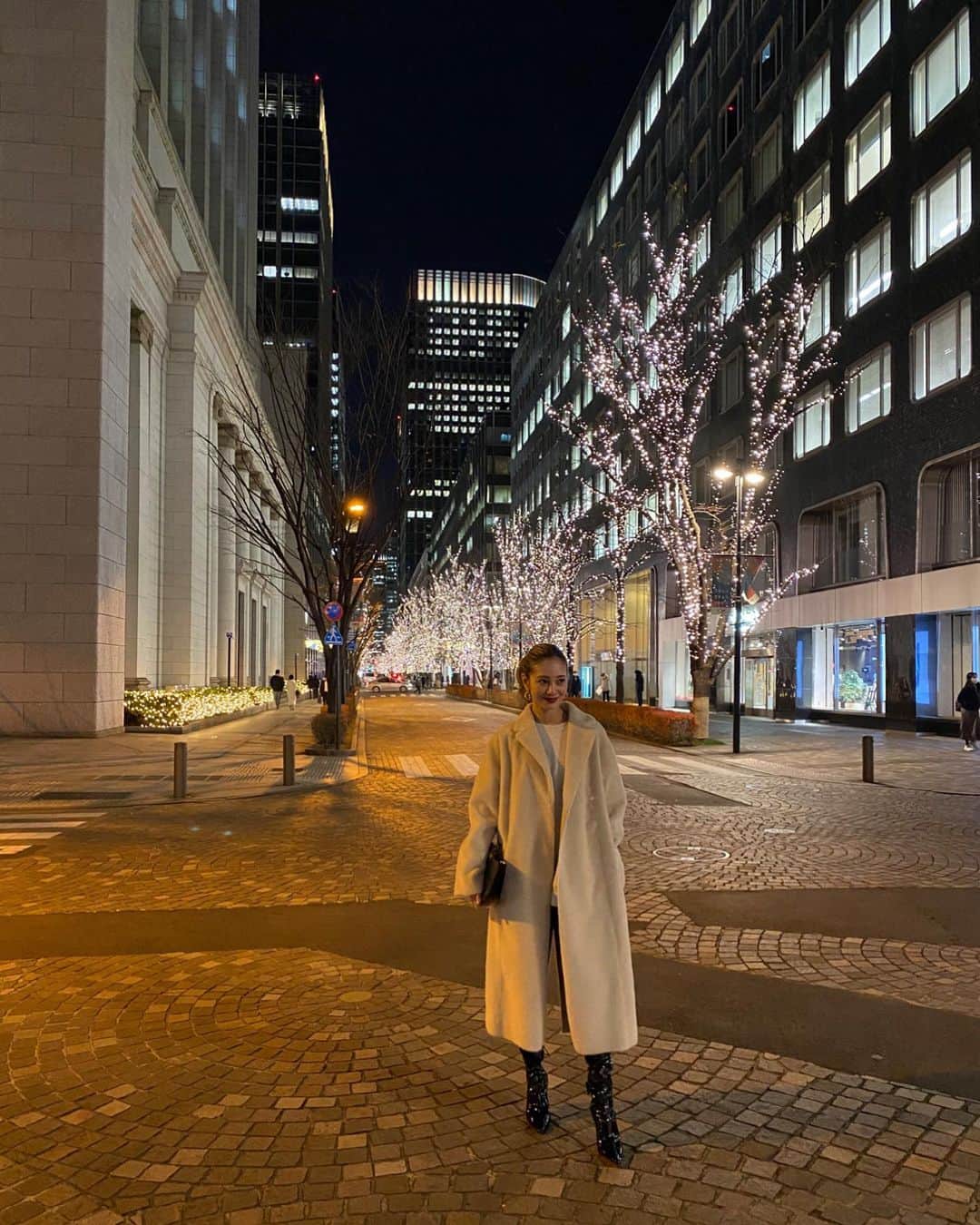 木下ココさんのインスタグラム写真 - (木下ココInstagram)「ひとっこひとりいない、風。🌝🌃 ・ ・ ・ #寒っ #東京 #お正月 #ootd #outfit #ファーコート #冬コーデ  #冬ファッション」1月5日 21時46分 - cocot_chan