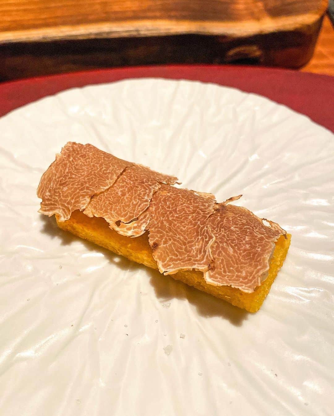 土屋香織さんのインスタグラム写真 - (土屋香織Instagram)「ꕥ .大阪 北新地 ℂ𝕣𝕒𝕥𝕥𝕚𝕟𝕚 クラッティーニ🍷🍽 . 幸せすぎた贅沢ディナーを思い返してます☺️♡ 蟹がお花畑🦀💐キャビアもキラキラ可愛かった♡ 大好きなトリュフもいっぱい( ˘͈ ᵕ ˘͈ )白も黒も❣️ とっても香り高いトリュフで 何回もくんくんしたり鼻で呼吸したり 超満喫しました♡笑 . 苦手だった干し柿が この日食べられるようになりました🧡 赤牛のイチボたまりません☺️ ワインもめちゃくちゃ好み♡ . 素敵なお店だったなぁ( ˘͈ ᵕ ˘͈ )✧︎*。 . . . #かおgourmet #大阪 #クラッティーニ #大阪グルメ #北新地グルメ #crattini #あか牛 #ことりっぷ #tabimuse #genic_food #retrip_gourmet #retrip_osaka #たべるの大好き #グルメな人と繋がりたい #食べるの好きな人と繋がりたい #mineby3mootd #ルトロン #タビジョ #ワイン #ig_japan #joytb #jtbで旅したい #passionpassport  #ダイナースクラブのある人生#histrip_japan #sucle #贅沢ディナー #otonatabi_japan #locari #おいしいアルバム」1月5日 21時46分 - kaorintsuchiya