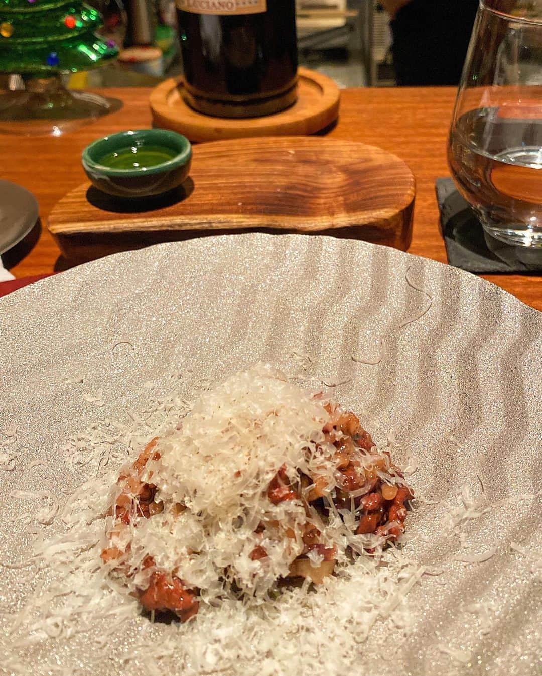 土屋香織さんのインスタグラム写真 - (土屋香織Instagram)「ꕥ .大阪 北新地 ℂ𝕣𝕒𝕥𝕥𝕚𝕟𝕚 クラッティーニ🍷🍽 . 幸せすぎた贅沢ディナーを思い返してます☺️♡ 蟹がお花畑🦀💐キャビアもキラキラ可愛かった♡ 大好きなトリュフもいっぱい( ˘͈ ᵕ ˘͈ )白も黒も❣️ とっても香り高いトリュフで 何回もくんくんしたり鼻で呼吸したり 超満喫しました♡笑 . 苦手だった干し柿が この日食べられるようになりました🧡 赤牛のイチボたまりません☺️ ワインもめちゃくちゃ好み♡ . 素敵なお店だったなぁ( ˘͈ ᵕ ˘͈ )✧︎*。 . . . #かおgourmet #大阪 #クラッティーニ #大阪グルメ #北新地グルメ #crattini #あか牛 #ことりっぷ #tabimuse #genic_food #retrip_gourmet #retrip_osaka #たべるの大好き #グルメな人と繋がりたい #食べるの好きな人と繋がりたい #mineby3mootd #ルトロン #タビジョ #ワイン #ig_japan #joytb #jtbで旅したい #passionpassport  #ダイナースクラブのある人生#histrip_japan #sucle #贅沢ディナー #otonatabi_japan #locari #おいしいアルバム」1月5日 21時46分 - kaorintsuchiya