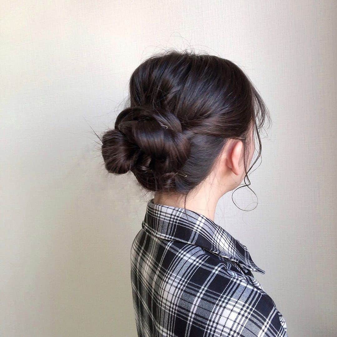 尾野寺みさのインスタグラム：「﻿ ﻿ まとめ髪してみたんだけど﻿ ﻿ 頭重すぎてるw﻿ ﻿ ﻿ #まとめ髪 #ヘアアレンジ #ロングヘア﻿ #素人 #初心者 #黒髪 #バージンヘア﻿ #前髪 #ぱっつん前髪 #アイドル前髪﻿ ﻿ #アイドル #自主練 #スタジオ練﻿」