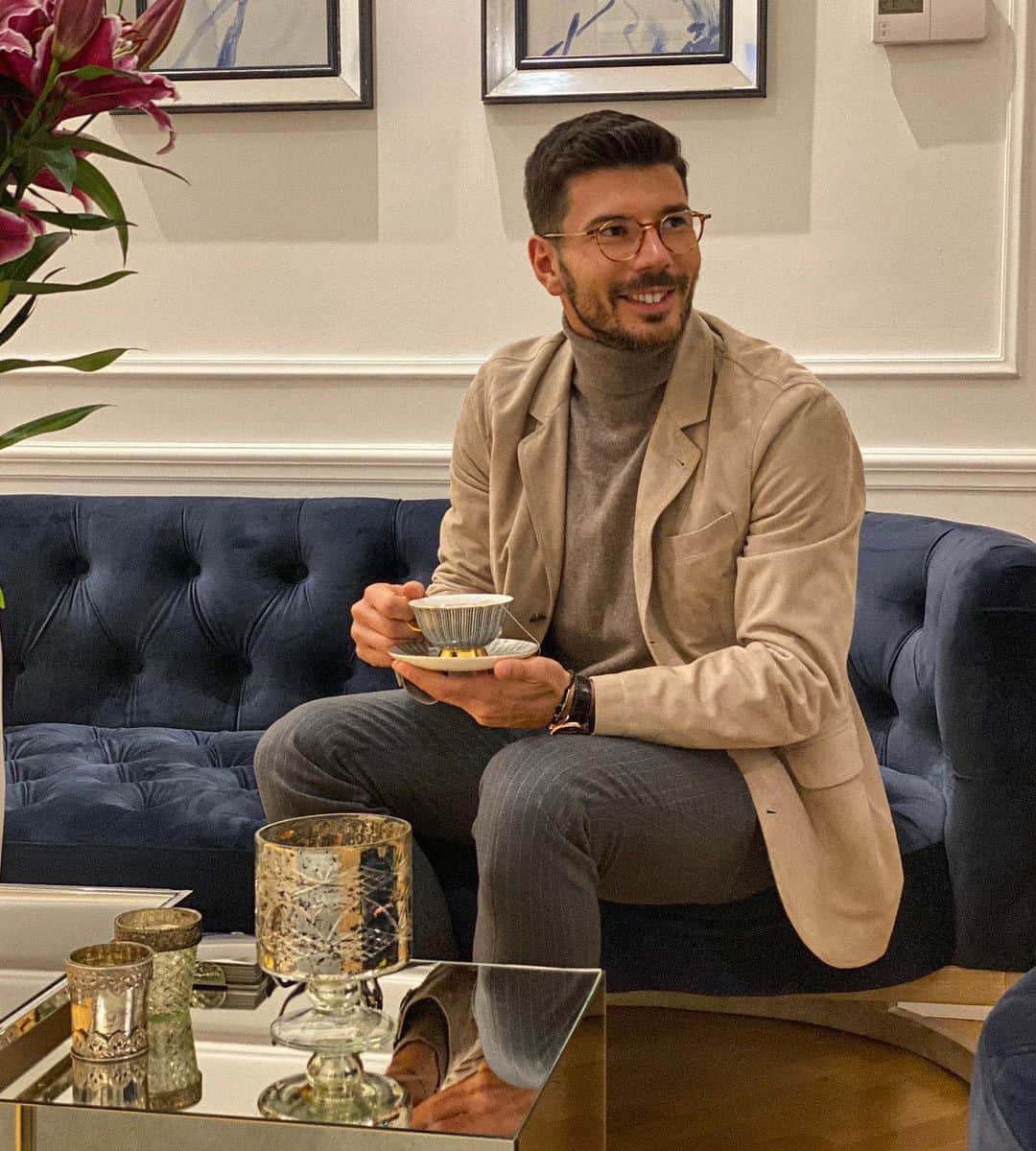 ミロシュ・ヨイッチのインスタグラム：「Jedan od vaznijih faktora koji su uticali da moja fizicka snaga bude jos jaca, da mi organizam bude otporan na sve izazove, jeste odlazak u Hiperbaricnu komoru.  Preporuka je uglavnom da se odradi 10 ciklusa vezano, nakon cega se vase telo i organizam, slobodno mogu da kaze, preporodi!   Hiperbaricna komora ubrzava metabolizam, detoksikaciju, oslobadja organizam umora, ubrzava oporavak nakon fizicke aktivnosti, poboljsava snabdevanje tkiva kiseonikom... jos mnogo toga, i zato sam se odlucio da cu jednom godisnje odraditi ovaj ciklus u @dekollclinic jer mislim da svoje telo i organizam moramo da cuvamo u svakom smislu.」