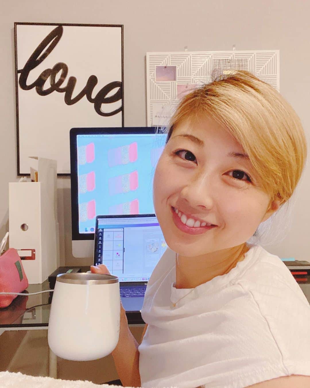 吉田ちかのインスタグラム：「Hi! Went offline for a few days, but now I’m back to the usual editing, writing, & creating! Hope to spend a little less time thinking and worrying this year, and a lot more time making things happen!﻿ ﻿ こんばんは☆ 数日間、SNSからお休みしてましたが、また動画編集、原稿の執筆、制作の日々が始まりました！今年は、色々と悩んだり考えすぎたりする時間を減らして、色んなことを形にする時間を増やしたいと思っています！﻿ ﻿ 皆さんが今年形にしたいことはなんですか？？﻿ ﻿ 私は、まずはちか友のオンラインコミュニティ！予定通り進めば2月中にローンチします👍現在、HELP Me Travelのデザインを担当してくれた @taimuhanashiro さんとコミュニティロゴ件でやり取り中☆ (面倒くさい私にいつもお付き合いいただきありがとうございます m0m ）﻿ ﻿ #デスクのメイクオーバーしたい」
