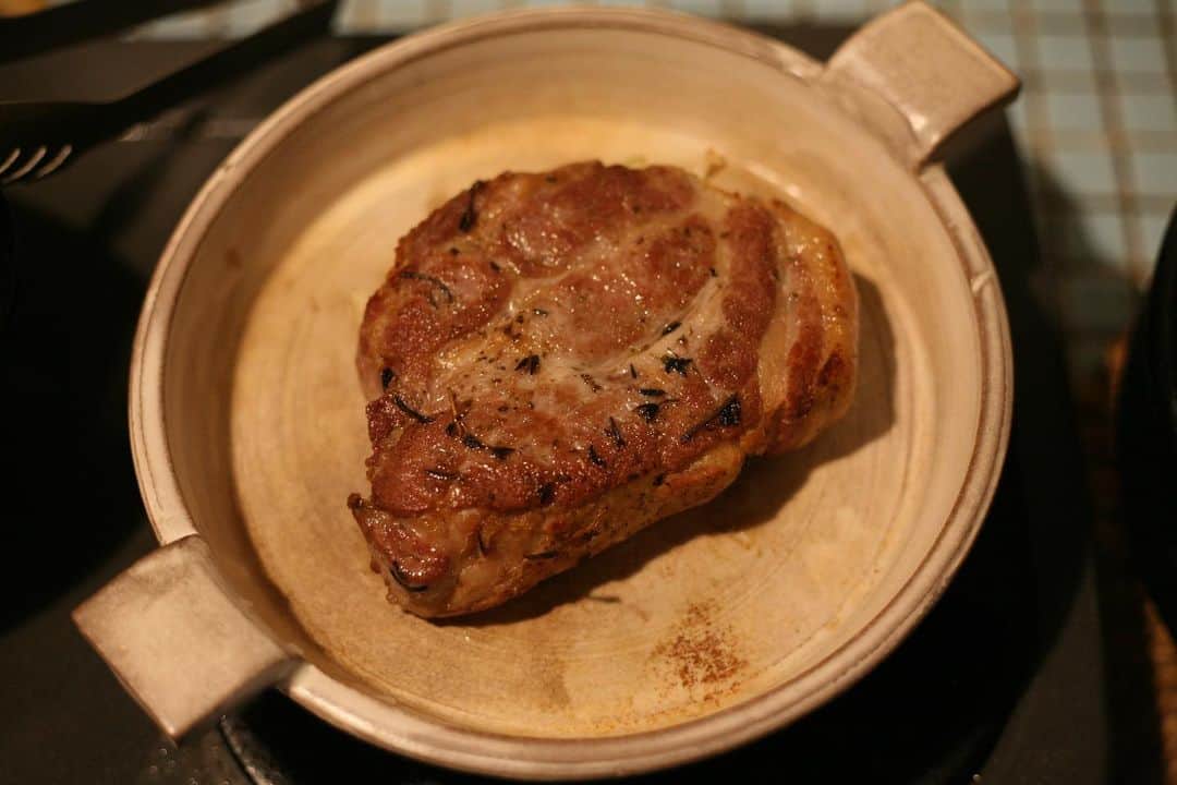 職人.comさんのインスタグラム写真 - (職人.comInstagram)「人種のるつぼや人種のサラダボウルと形容される多民族国家のアメリカでは、出身国の文化が世代を越えて継承されています。オハイオ州やペンシルベニア州などの中西部にはドイツにルーツを持つ人たちがたくさんいらっしゃいますが、彼らのお正月の定番料理がローストポークとザワークラウト。  キャベツを塩漬けにして発酵させたザワークラウトの淡い緑色はドル紙幣を連想させ、富の象徴とされました。また秋に収穫したキャベツで作られたため、野菜の少なかった冬にビタミンCの補給ができる優れた保存食でもありました。  豚は地中の食べ物を探すとき、鼻を前に突き出すようにして地面を掘ることから「前進」できるとして、豚肉は新年を迎えるのに欠かせない縁起の良い食べ物とされています。逆に地面を後ろに蹴って掘る鶏や七面鳥は後退するとして、新年に食べることは避けられました。  ローストポークのレシピは家庭によって若干変わりますが、ブロックの豚肉を厚手の鍋でこんがり焼き、スロークッカーに移しかえて長時間煮込みます。スロークッカーは炊飯器で代用もできるそうです。今回は、スロークッカーと炊飯器の代わりにオーブンを使って作りました。  材料： 豚ロースブロック　900g ★玉ねぎ　1/2個 ★ザワークラウト　1/2瓶 ★りんご　1/2個 ★水 25cc ★キャラウェイシード　大さじ1/2 →クミンシードで代用可 ★ブラウンシュガー　大さじ1 塩胡椒　適量 油　適量、鍋底を覆う程度  作り方： 1. ブロック肉はお好みでハーブや塩胡椒をまぶして冷蔵庫で一晩寝かす 2. 玉ねぎとリンゴは薄くスライスしておく 3. 厚手の鍋やフライパンの底がカバーされる程度に油を敷き、中火で熱する 4. ブロック肉を入れて表面に焼き色をつける  （以下、スロークッカーの場合） ① 焼き色のついた肉に塩胡椒を振り、スロークッカーに★と一緒に入れる ② 蓋をして低温でじっくり10時間加熱する ※スロークッカーの代わりに炊飯器を使う場合は、一度「炊飯」で炊いたあと、「保温」させておくと良いそうです。  （以下、オーブンの場合） ① 鍋またはフライパンから豚肉を取り出し、★を入れて材料が馴染むまで加熱する ② 耐熱容器に豚肉と①を入れ、アルミホイルで隙間ができないように蓋をする ③ 170度のオーブンで45分～1時間焼く  小笠原陸兆　フィッシュパン https://www.shokunin.com/jp/rikucho/fishpan.html TOJIKI TONYA　オーブンプレート https://www.shokunin.com/jp/tojikitonya/banko.html  参考資料： https://www.rd.com/article/why-do-people-eat-pork-and-sauerkraut-on-new-years/ https://www.pennlive.com/food/2018/12/pork-and-sauerkraut-recipes-to-give-you-good-luck-in-the-new-year.html https://www.lifehacker.jp/2015/06/150627_ricecooker_cooks.html https://www.delish.com/cooking/recipe-ideas/a25621236/pork-sauerkraut-recipe/ @shokunincom  #職人ドットコム #京都市 #キッチン用品 #調理道具 #料理道具 #台所道具 #手仕事 #暮らしの道具 #暮らしを楽しむ #工芸品 #民芸 #民藝 #器のある暮らし #焼き物 #tojikitonya #萬古焼 #ザワークラウト #ポーク #ローストポーク #ポークアンドザワークラウト #トウジキトンヤ #小笠原陸兆 #フィッシュパン #スロークッカー #スロークッカーレシピ」1月5日 21時42分 - shokunincom