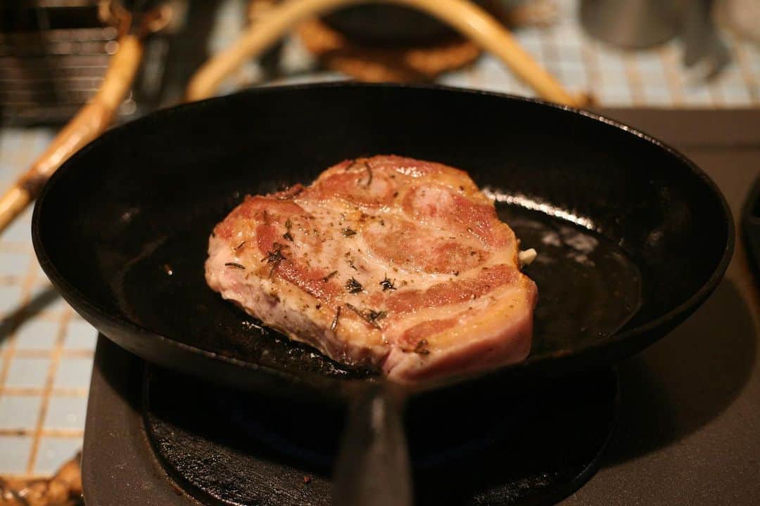 職人.comさんのインスタグラム写真 - (職人.comInstagram)「人種のるつぼや人種のサラダボウルと形容される多民族国家のアメリカでは、出身国の文化が世代を越えて継承されています。オハイオ州やペンシルベニア州などの中西部にはドイツにルーツを持つ人たちがたくさんいらっしゃいますが、彼らのお正月の定番料理がローストポークとザワークラウト。  キャベツを塩漬けにして発酵させたザワークラウトの淡い緑色はドル紙幣を連想させ、富の象徴とされました。また秋に収穫したキャベツで作られたため、野菜の少なかった冬にビタミンCの補給ができる優れた保存食でもありました。  豚は地中の食べ物を探すとき、鼻を前に突き出すようにして地面を掘ることから「前進」できるとして、豚肉は新年を迎えるのに欠かせない縁起の良い食べ物とされています。逆に地面を後ろに蹴って掘る鶏や七面鳥は後退するとして、新年に食べることは避けられました。  ローストポークのレシピは家庭によって若干変わりますが、ブロックの豚肉を厚手の鍋でこんがり焼き、スロークッカーに移しかえて長時間煮込みます。スロークッカーは炊飯器で代用もできるそうです。今回は、スロークッカーと炊飯器の代わりにオーブンを使って作りました。  材料： 豚ロースブロック　900g ★玉ねぎ　1/2個 ★ザワークラウト　1/2瓶 ★りんご　1/2個 ★水 25cc ★キャラウェイシード　大さじ1/2 →クミンシードで代用可 ★ブラウンシュガー　大さじ1 塩胡椒　適量 油　適量、鍋底を覆う程度  作り方： 1. ブロック肉はお好みでハーブや塩胡椒をまぶして冷蔵庫で一晩寝かす 2. 玉ねぎとリンゴは薄くスライスしておく 3. 厚手の鍋やフライパンの底がカバーされる程度に油を敷き、中火で熱する 4. ブロック肉を入れて表面に焼き色をつける  （以下、スロークッカーの場合） ① 焼き色のついた肉に塩胡椒を振り、スロークッカーに★と一緒に入れる ② 蓋をして低温でじっくり10時間加熱する ※スロークッカーの代わりに炊飯器を使う場合は、一度「炊飯」で炊いたあと、「保温」させておくと良いそうです。  （以下、オーブンの場合） ① 鍋またはフライパンから豚肉を取り出し、★を入れて材料が馴染むまで加熱する ② 耐熱容器に豚肉と①を入れ、アルミホイルで隙間ができないように蓋をする ③ 170度のオーブンで45分～1時間焼く  小笠原陸兆　フィッシュパン https://www.shokunin.com/jp/rikucho/fishpan.html TOJIKI TONYA　オーブンプレート https://www.shokunin.com/jp/tojikitonya/banko.html  参考資料： https://www.rd.com/article/why-do-people-eat-pork-and-sauerkraut-on-new-years/ https://www.pennlive.com/food/2018/12/pork-and-sauerkraut-recipes-to-give-you-good-luck-in-the-new-year.html https://www.lifehacker.jp/2015/06/150627_ricecooker_cooks.html https://www.delish.com/cooking/recipe-ideas/a25621236/pork-sauerkraut-recipe/ @shokunincom  #職人ドットコム #京都市 #キッチン用品 #調理道具 #料理道具 #台所道具 #手仕事 #暮らしの道具 #暮らしを楽しむ #工芸品 #民芸 #民藝 #器のある暮らし #焼き物 #tojikitonya #萬古焼 #ザワークラウト #ポーク #ローストポーク #ポークアンドザワークラウト #トウジキトンヤ #小笠原陸兆 #フィッシュパン #スロークッカー #スロークッカーレシピ」1月5日 21時42分 - shokunincom