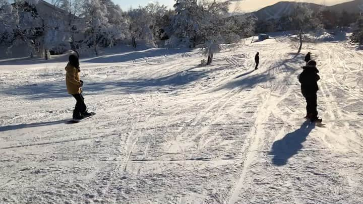 佐藤つば冴のインスタグラム：「お天気よくて最高だった！☀︎ . 有難いことに、年末年始は 沢山ゆっくりできて 心も体も上手くリセットできたきがします☺︎ . . #snowboarding #わたしは #どーれだ #🏂☃」