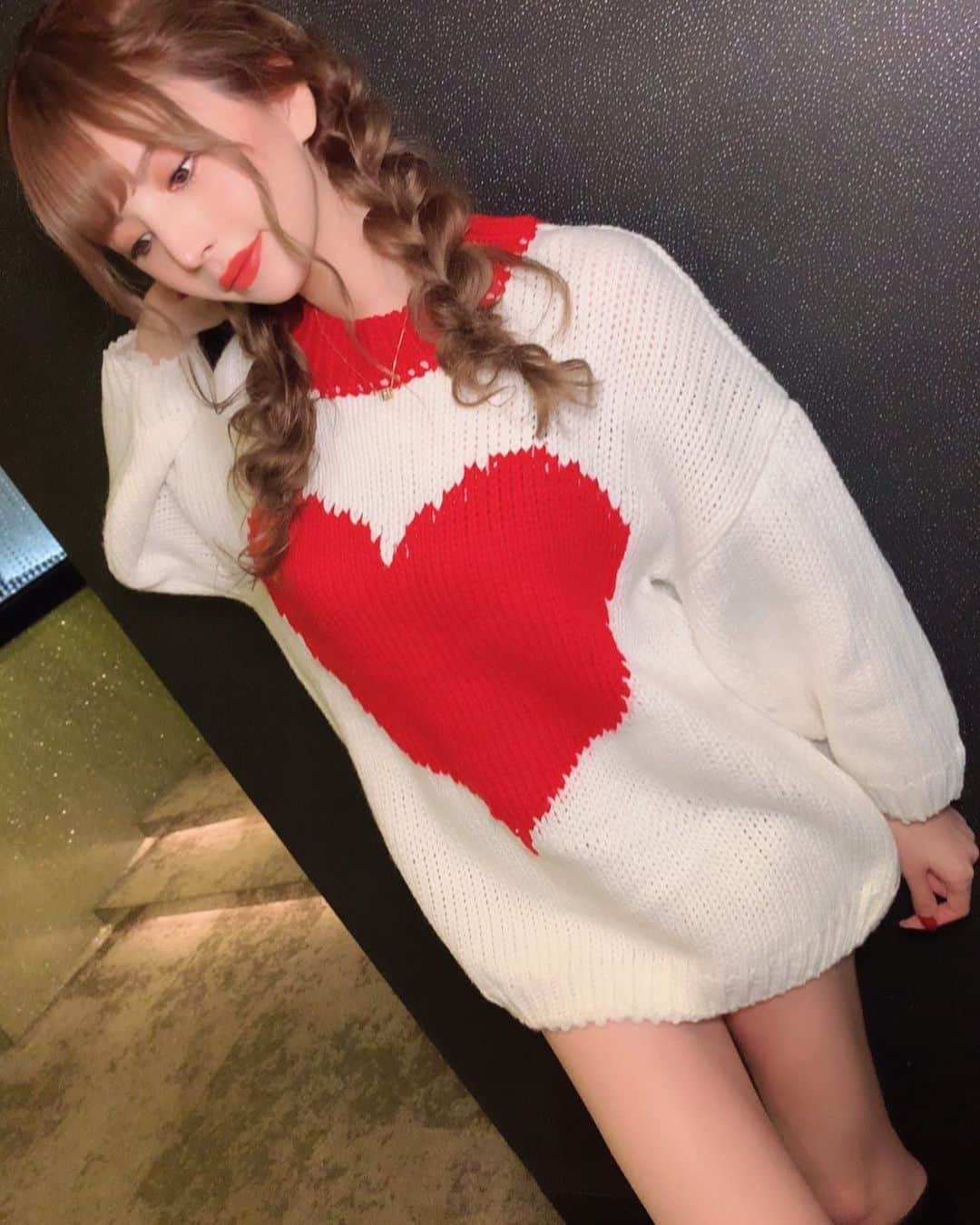 愛川みれいさんのインスタグラム写真 - (愛川みれいInstagram)「ハートちゃん♥️  真っ赤なハートが可愛すぎる❣️ @mone.shops さんのだよ♥️♠️  #ファッション#fashion#ニット#ハート #セレクトショップ#selectshop#色彩心理学 #AW#冬服#ヘアメイク#赤リップ#情熱の赤 #ロマンチックレッド効果#気分上昇#愛川みれい」1月5日 21時44分 - mirei.aikawa