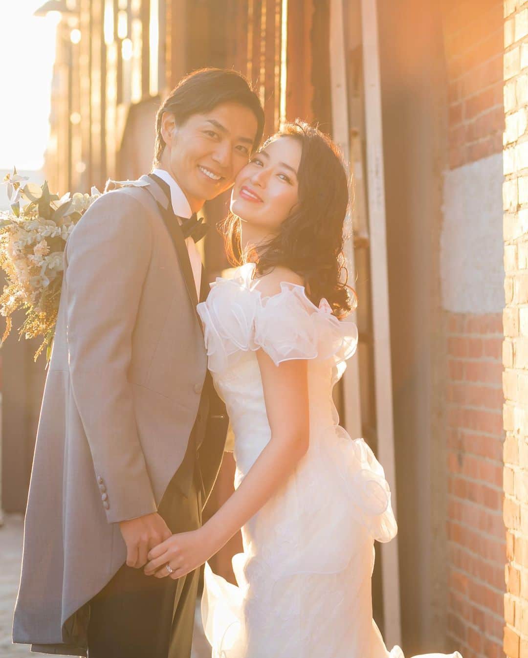 岩間恵のインスタグラム：「関西でも撮ったよver. 桂由美さんのドレスでした🥰  はーー 式までに理想の体型になれるよう頑張ろ..  #とはいえ式は未定 #ダイエット成功した方のお話募集中」