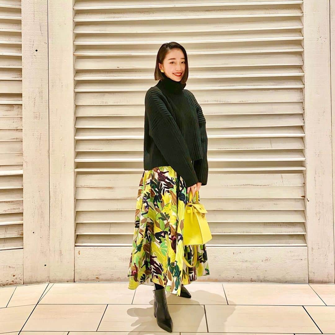 のインスタグラム：「この間のコーデ💛🖤💛 最近ヘビロテしてるニットに柄スカートを合わせて💕 @mite__official  丈感がすごく良いからどんなボトムにも合うの🥰 #ootd#outfit#fashion #coordinate#コーデ #コーディネート#kelly #ケリー#hermes」
