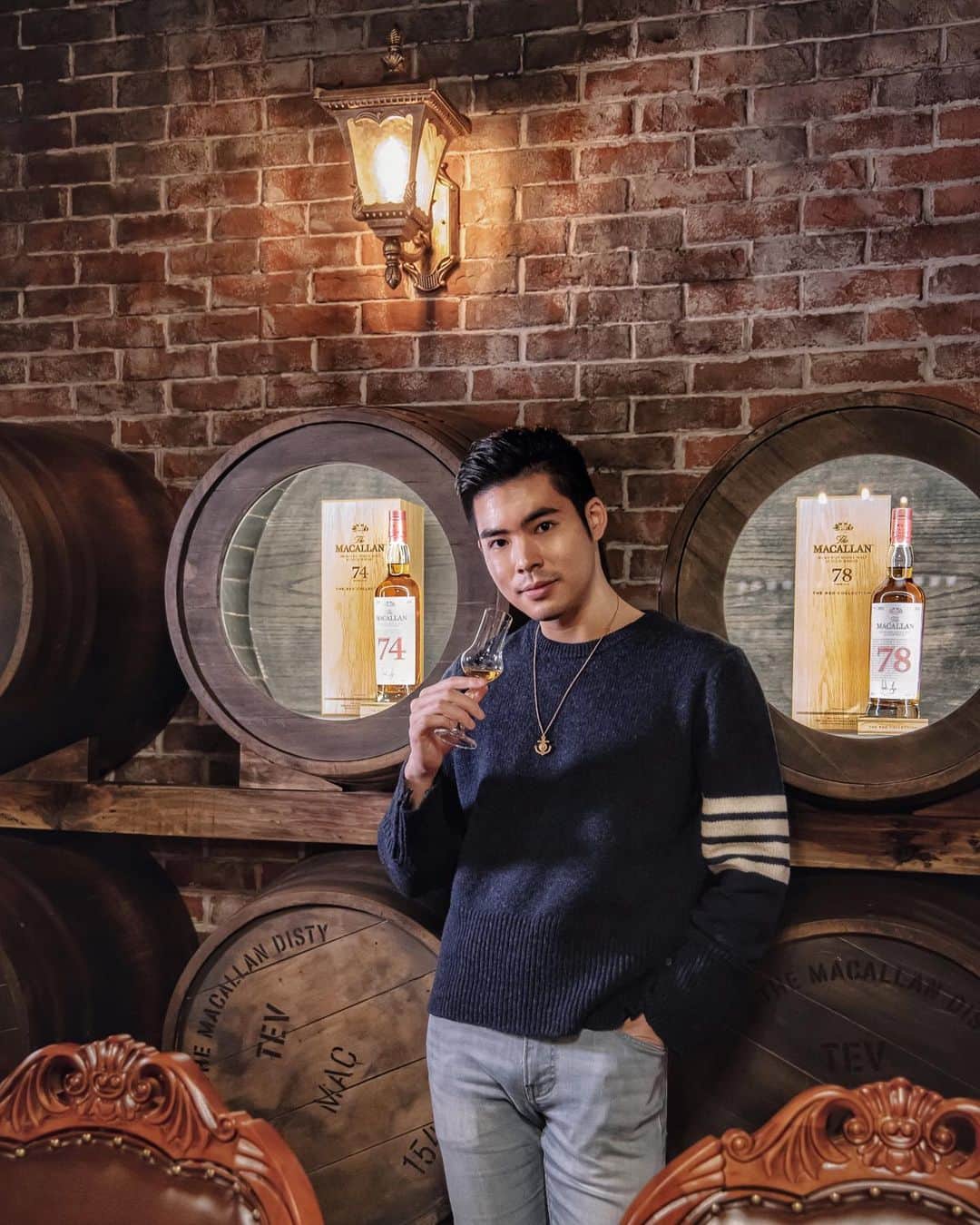 Christoffer Chengのインスタグラム：「Start your year with an appreciation of an exquisite range of rare whiskies, The Macallan Red Collection, which is a distinctive curation paying tribute of years of dedicated craftsmanship from The Macallan. Definitely worth to pay a visit to K11 Musea if you’d like to know more about the collection and also immerse yourself into the charmingly nostalgic ambience that was part of this unique exhibition.  #theredcollection #dreamofold #themacallanhk @themacallan_hongkong」