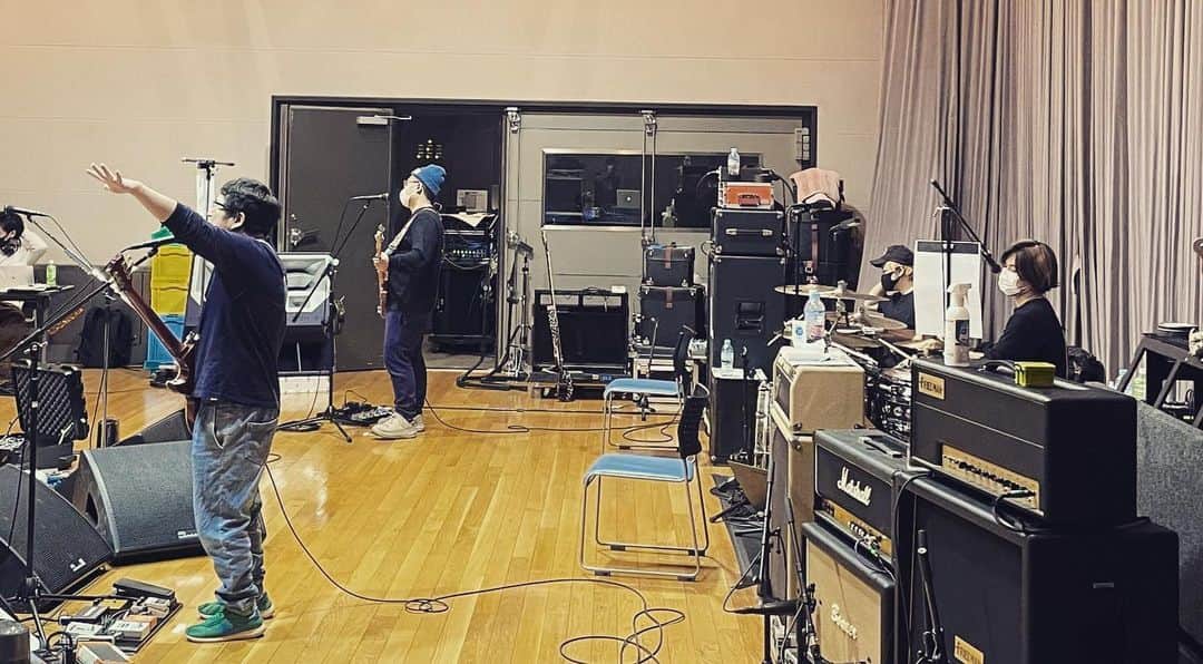 山口隆のインスタグラム：「横浜アリーナで凄いライブをみんなでやらかそう‼︎  1/9(土)【ラブ フロム サンボマスターat横浜アリーナ】無観客・生配信/中継にて開催‼️  本日は1.9に向けてのRHでした‼️🤩✨  着々と進んでますよ〜🥳👍 ご期待ください🙆‍♂️  生配信視聴券は絶賛販売中‼️🔥🔥 購入はコチラから👇 sambomaster.com/special/20th/  #サンボマスター #ラブフロムサンボマスター」
