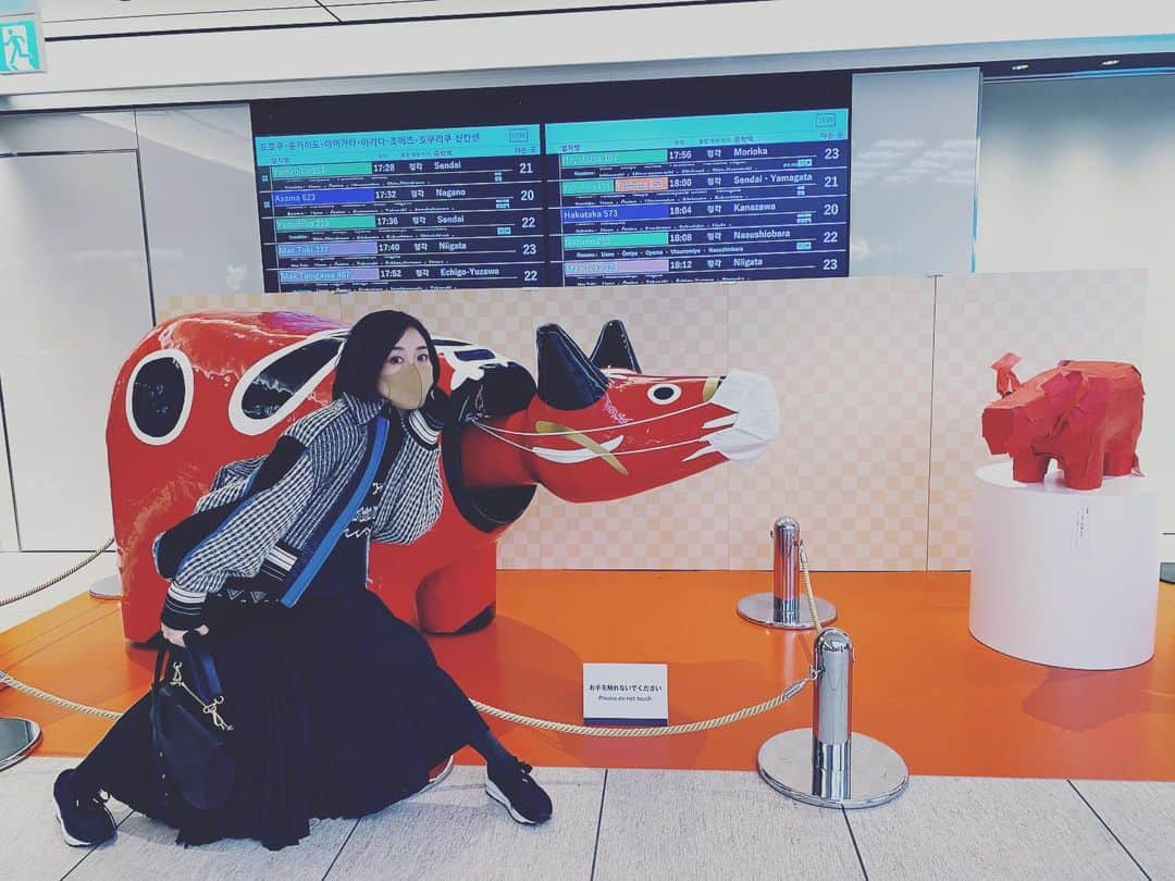 のインスタグラム：「. . OH!べこっ！❤️ . .  “Put your question here for anything!“ ・・・The cow shakes his head vertically and answers ..yes!😉  #丑　#mask  #マスク #赤べこ #おそろ #tokyo #japan #tokyostation  #2021 #huge 縁起物  #YES #yesman #東京駅」