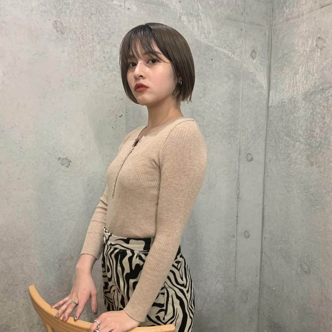 えなちぃのインスタグラム：「着回し抜群！ベージュトップス🥺 首元をスッキリ見せてくれます！ すごくバランスの取りやすい、アイテムです❗️」