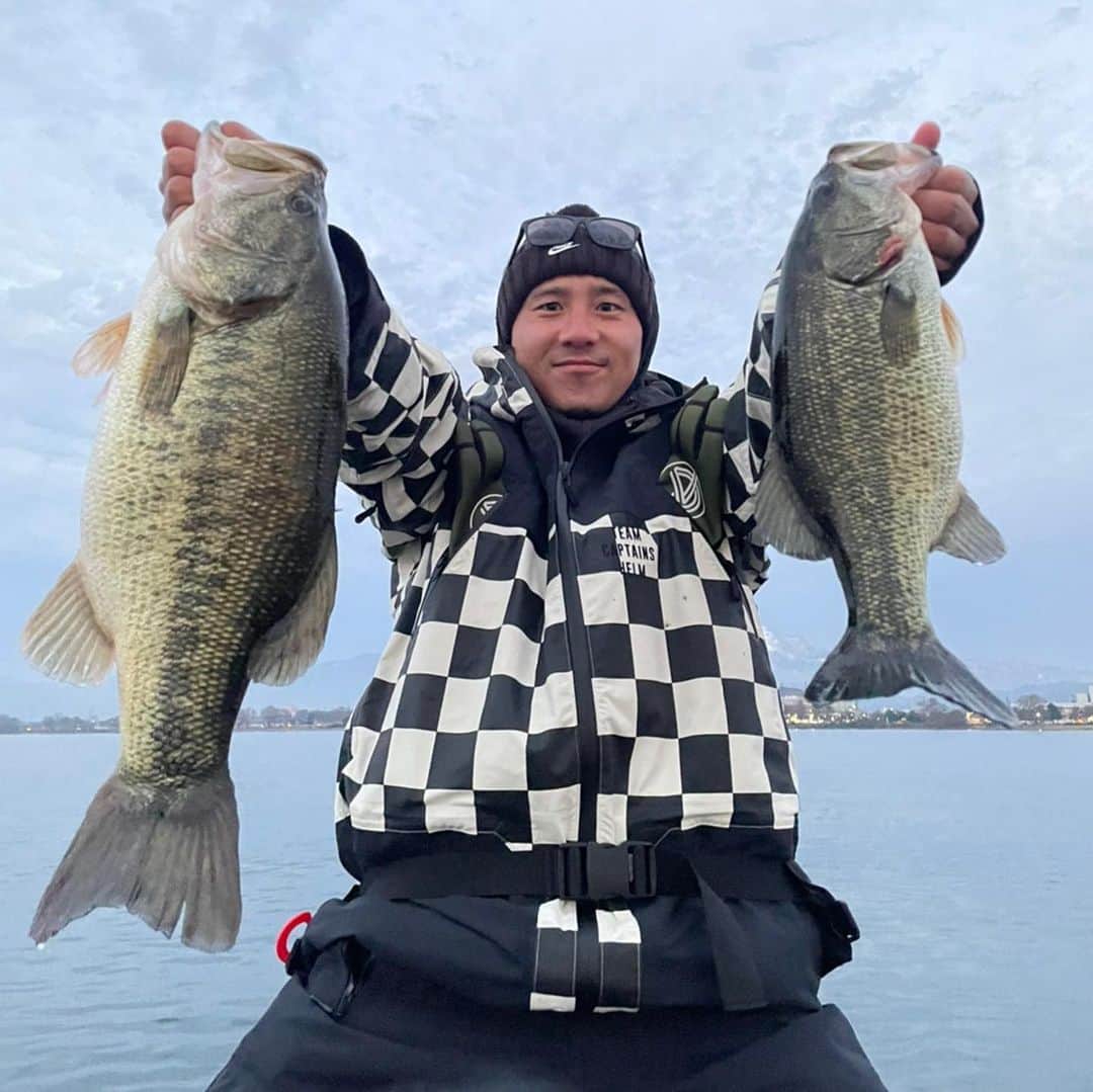 安田理大のインスタグラム：「2020年ラスト釣行🎣 釣りに行くときはいつもタッピー( @yusuke_tasaka_official )と一緒！ 俺がオランダ、タッピーがドイツに住んでる頃から仲良くしてもらって・・・ 引退悲し過ぎ😭 でもこれからも一生俺の #最高の相棒タッピー で釣りに行きまくろう！」