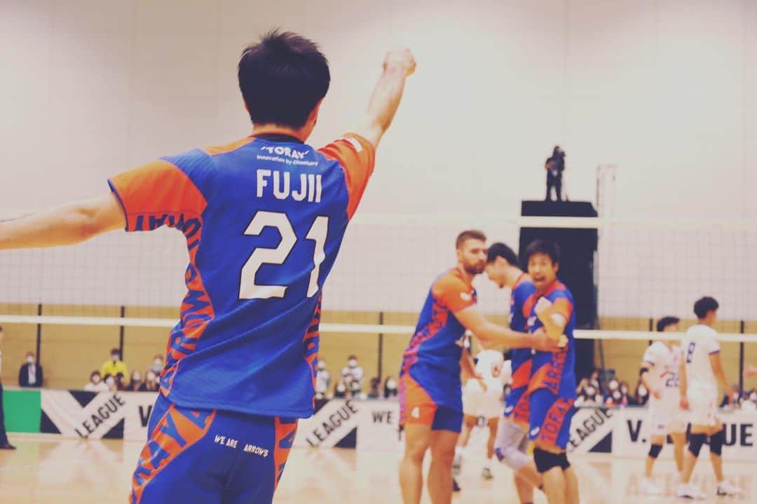 のインスタグラム：「今年も無事に29歳になることができました！！お祝いしてくださったみなさんありがとうございます😊そして今年もよろしくお願いします！ 本当にこのような大変な時期の中、たくさんの周りで支えてくださっているみなさんに感謝しながら今年も一年頑張ります！！ 少しでも自分を通して、バレーボールを通して、見てくださってる方々に勇気・元気を与えられるように29歳全力で頑張ります！！ #torayarrows #happybirthday #29歳」