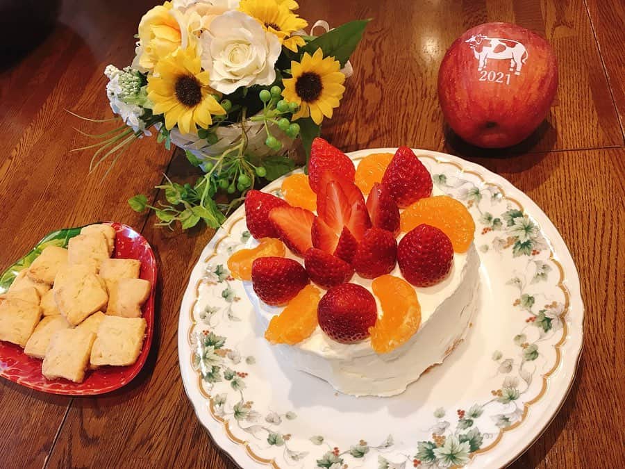 佐藤もも子のインスタグラム：「ショートケーキ🍰🍓 マンゴーケーキ🥭🎂  #お菓子作り　#ケーキ作り　#趣味　#フルーツ　#いちご　#マンゴー　#みかん　#クッキー」