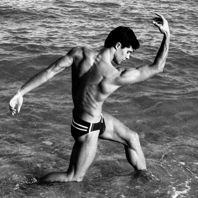 ロベルト・ボッレのインスタグラム：「Posted @withregram • @officialrobertobolle Alla parola acqua... #parolechedanzano @robertobolle #specialgift #robertobolle.com #shop 🎁❤️ ancora 100 copie a disposizione....」