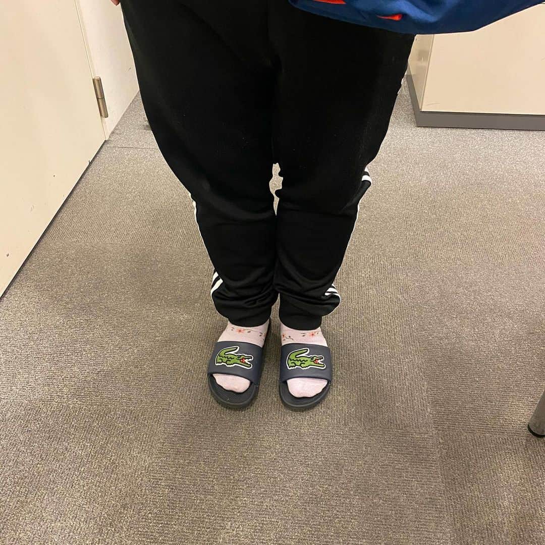 吉本新喜劇さんのインスタグラム写真 - (吉本新喜劇Instagram)「1月。 冬。 サンダル。 #信じられない #靴下履いててもそんなん関係ない #絶対寒い #よう見たら上もけっこう薄着 #かろうじて上着 #そういえば藍さんがマフラーしてるとこ見たことない #藍ちゃんマフラー持ってない説」1月5日 21時56分 - yoshimotoshinkigeki