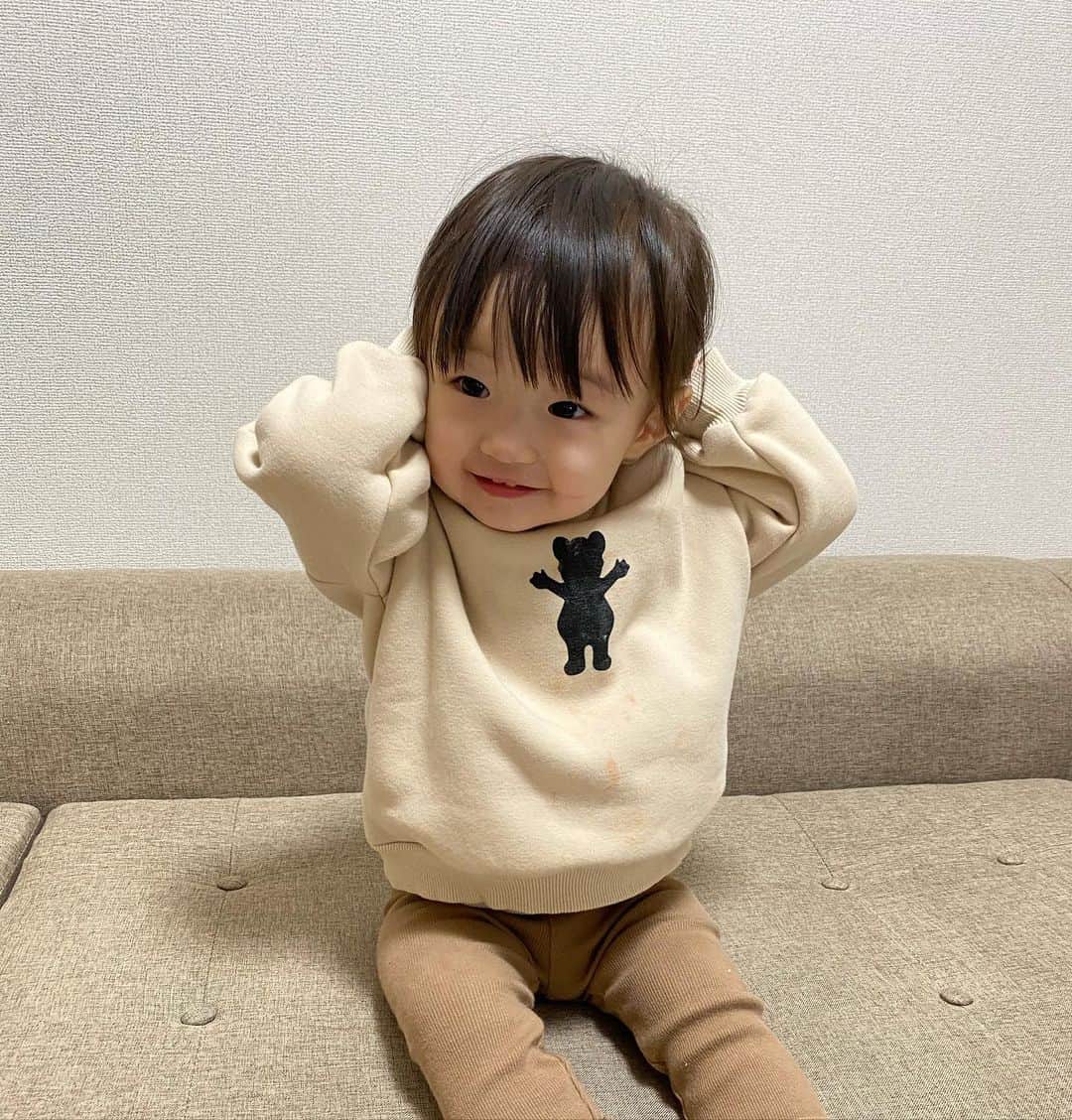 畠中清羅 のインスタグラム：「🙉ポーズ。  今日はお友達とのんびーりと 過ごした日。  2人で最近ようやく一緒に 遊んでみたりするようになって 益々可愛い😌❤️  お菓子の取り合いも欠かせない🤣  #女の子ベビー#1歳7ヶ月#🙉」