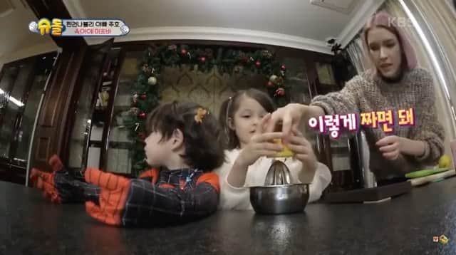 ステファニー・ミチョヴァのインスタグラム：「제 친구 안나와 그녀의 아이들과 함께 시간을 보낼 수 있어서 정말 행복했어요! 안나는 정말 좋은 엄마인것 같아요. 진짜 대단해요!! 다음엔 다른 주스 레시피를 바꿔야겠어요ㅋㅋㅋ 🥰🥰🥰 Really happy to spend some time with my friend @msannapark and the kids again ❤️ She is such a good mom 👍🏻🥰 i will definitely change that juice recipe though in the future hahaha」