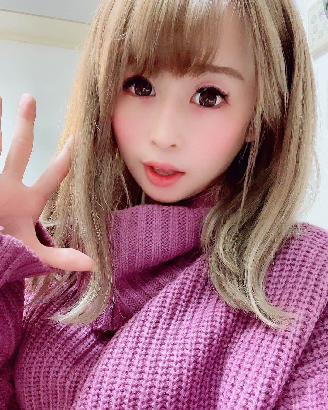 のインスタグラム：「2021年明けまして おめでとうございます✨  今年も1年精一杯頑張りますので 応援よろしくお願いします🙂  まだまだ世の中大変な状況ですが 一緒にがんばりましょう！  (今年は外ハネヘアと薄いメイク 極め中の前田さんより)  #前田のの #AV女優 #ストリッパー #ストリップ劇場 #メイク」