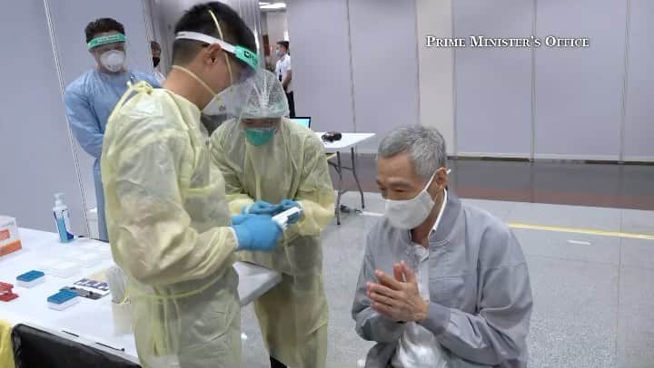 リー・シェンロンのインスタグラム：「Took the Antigen Rapid Test (ART) for COVID-19 before attending Parliament this afternoon. It was quick and painless.   During Phase 3, such testing will become a regular occurrence. This will allow infectious cases to be quickly identified (particularly asymptomatic cases), isolated and treated. Then the community at large can be kept safe, and life and work can continue more normally. – LHL  (PMO Video by Alex Qiu)  @moh_singapore  @hpbsg」