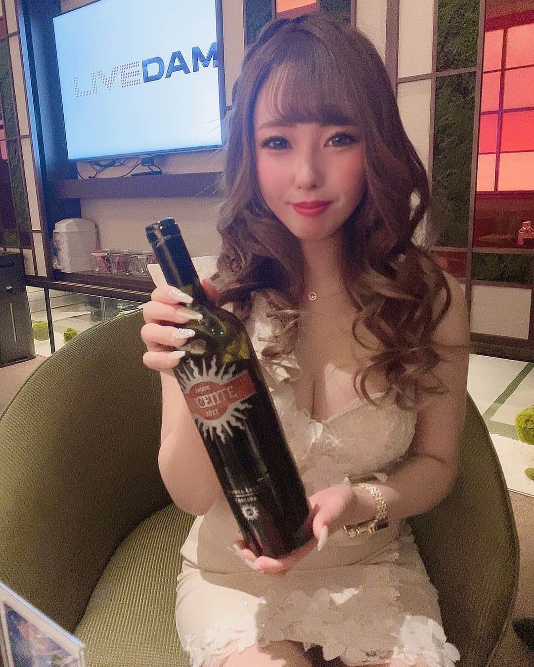 ゆんのインスタグラム：「🎍 . あけましておめでとうございます㊗️ . 今年も宜しくお願いします🙇🏻‍♀️ . 2021年は心機一転という事で約2年ぶりにお店と源氏名を変えました！ . 新しいお店は来る気のある方だけDMで聞いて下さい😊 . それでは✌🏻 .   #川崎 #横浜 #新宿 #歌舞伎町#六本木 #銀座 #名古屋 #ミナミ #北新地 #神奈川 #すすきの #キャバクラ #キャバ嬢 #ガールズバー #シャンパン  #水商売 #夜職 #キャバ嬢メイク #キャバ嬢ヘアメイク #キャバドレス #ドレス #いいね返し」