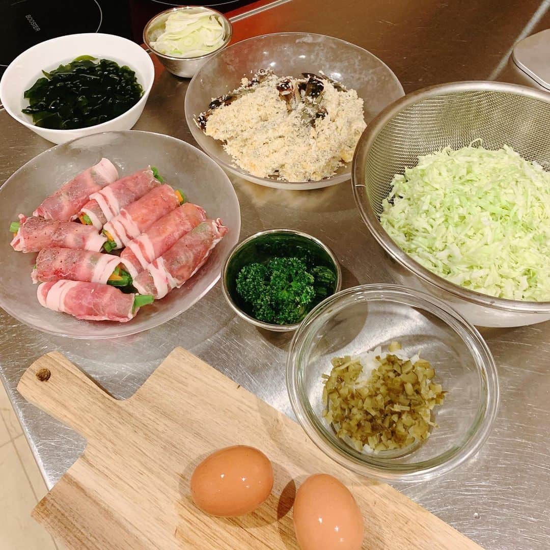 葉月里緒奈さんのインスタグラム写真 - (葉月里緒奈Instagram)「揚げ物って美味しいね。 でも後片付けが面倒くさい。 さっ、気合い入れて洗うぞー。 #おうちごはん#夕ごはん#海老フライ#タルタルソース#豚肉巻き #カボチャの煮付け#rionahazuki」1月5日 22時01分 - riona_hazuki