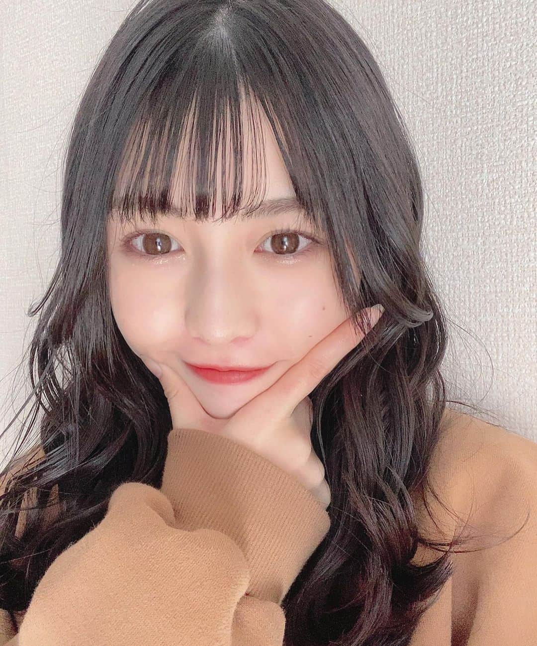 西本莉美のインスタグラム：「メイク〜普段編〜 ・ ・ ☑︎下地#s2nd ピンクタッチuvトーンアップクリーム 毛穴もカバーしてくれてお肌もしっとりするからこれ１つでOK  ☑︎アイシャドウ#エテュセ　アイエデン04 大きすぎないラメがナチュラルで可愛い  ☑︎アイブロウ#キャンメイク　ミックスアイブロウ01 上の2色を混ぜて眉尻にサッと乗せる  ☑︎涙袋#エチュードハウス ティアーアイライナー101 目頭から黒目の下まで乗せる  ☑︎コンシーラ#ザ・セム 1.25 クマ、小鼻、ニキビ跡に  ☑︎アイライナー#ケイト　ダブルラインエキスパートLb-1 目尻にちょっとと、涙袋の影につかうよ  ☑︎リップ#ロムアンド　アップルブラウン08 ・ ・ 最近はマスカラを辞めてマツパデビューしました！下がってこないし時短にもなって楽ちん🤧🤍 マスクするから普段は目元中心のメイクです、。」