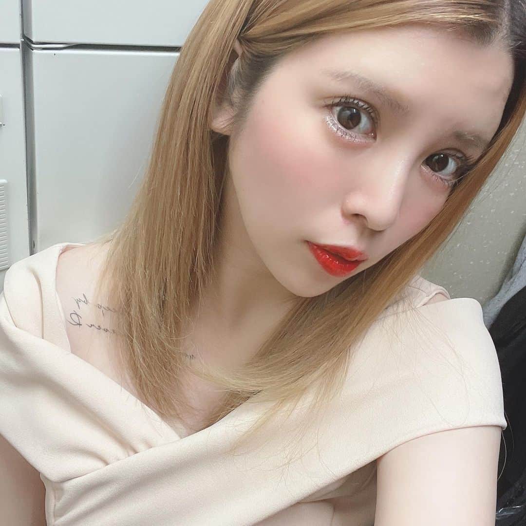 坂口杏里のインスタグラム：「club SLOW 出勤からの指名のお客様🥰 チャンパンありがとう💕 chu💋 2人きりの時間、 楽しめたね😊💕 なんか色々語ってたなー お客様大切に 笑顔でお見送りできるよう😊 まだまだいくでー！  club  SLOW 新宿区歌舞伎町1-9-6 三経32ビル3F 0332008522  なにかご不明な点がございましたらお店へお問い合わせください❤️」