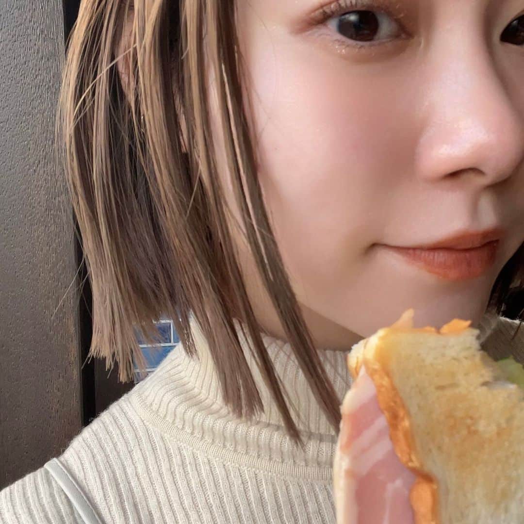 のインスタグラム：「﻿ 最近は目の下にaddictionの﻿ キラキラを付けるのにはまってる🤍﻿」