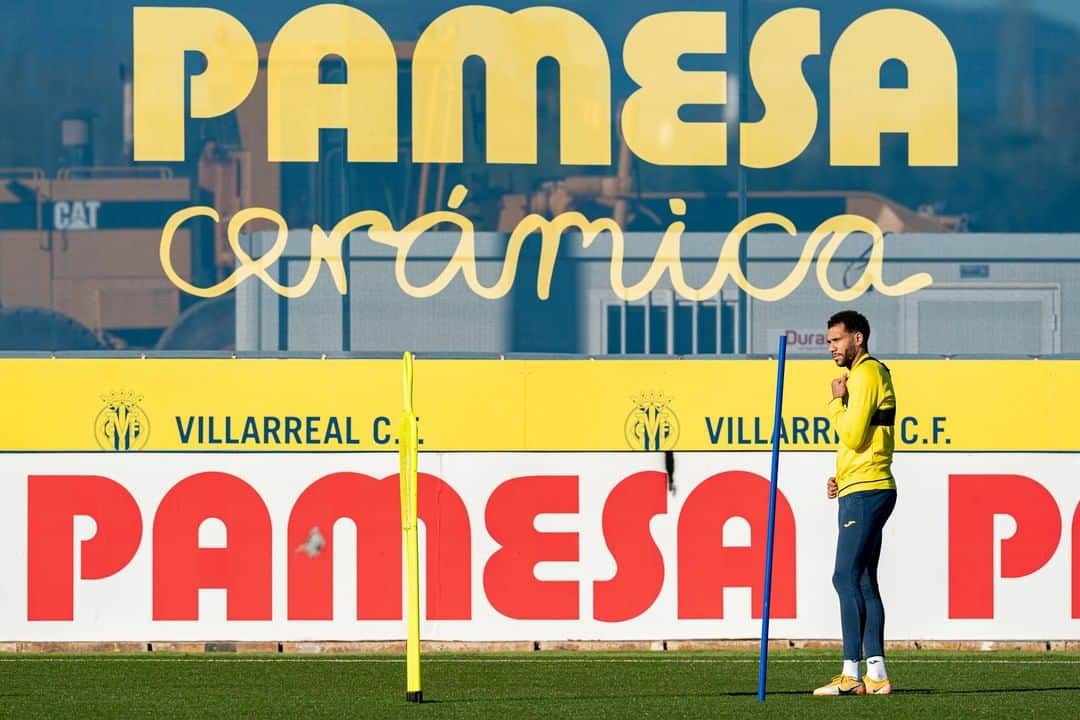 ビジャレアルCFのインスタグラム：「El #Villarreal 💛 ya ha recibido el transfer del francés Étienne Capoue 🇫🇷. El centrocampista, si lo decide el técnico, podrá disfrutar de minutos esta tarde en #CopaDelRey ante el @zcfoficial (19.00h, Estadio Ruta de la Plata, @dazn_es). . #Villarreal 💛 have received all the necessary clearance for the transfer of Frenchman Étienne Capoue 🇫🇷. The midfielder, should the coach decide, could play his first game for the club this evening in the #CopaDelRey against @zcfoficial (7pm CET, Ruta de la Plata). . #villarreal #futbol #football #soccer」