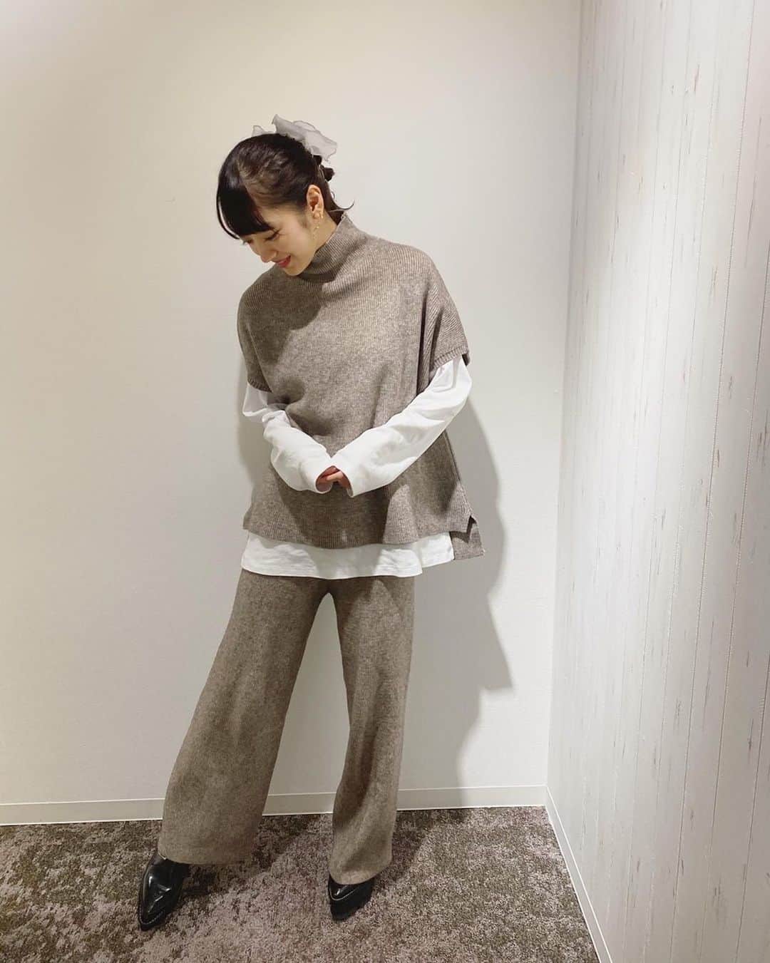 のインスタグラム：「私服。可愛くてあったかいよ〜🐶 #ニットコーデ #セットアップコーデ」