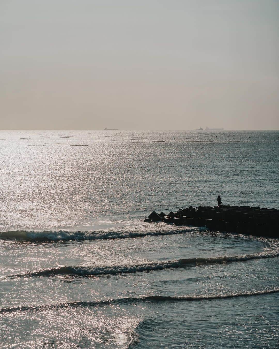 李翔のインスタグラム：「剛接觸拍照的時候﻿ 我最常佇立在海邊﻿ 想著地平線那一片﻿ 是不是有人也跟我一樣望著﻿ 也是這片海嗎？﻿ 看著夕陽粼粼的波光﻿ 我覺得有些惆悵﻿ ﻿ #SonyAlpha #SonyA7C #sel85f18﻿ @sonytaiwan ﻿ @sonyalpha﻿」