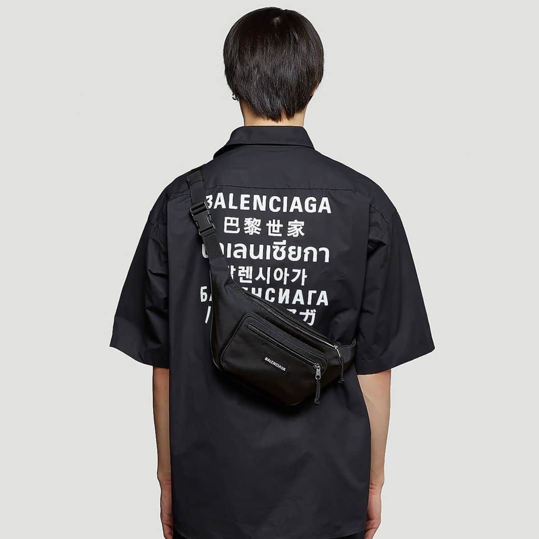 エルエヌシーシーのインスタグラム：「Under the creative direction of Demna Gvasalia, Balenciaga continues its tradition of experimentation, fusing traditional tailoring techniques with graphic motifs and modern silhouettes.  New season @balenciaga is available online.」