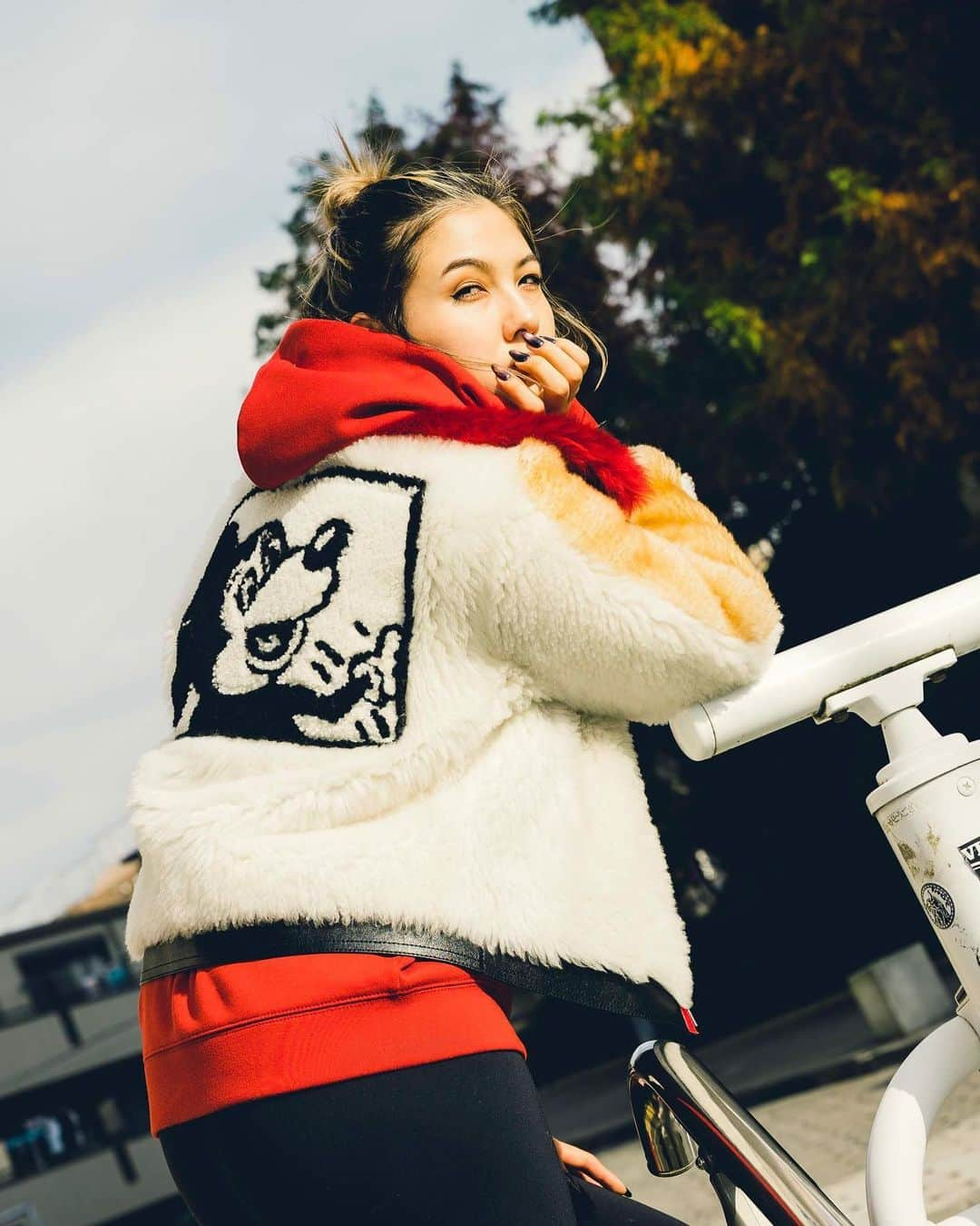 長谷川ジェニファーミラさんのインスタグラム写真 - (長谷川ジェニファーミラInstagram)「Thanks @coach for always ❤️❤️ In love with this jacket!! コーチの撮影データ🐭 #CoachNY #disneyxharingxcoach」1月5日 22時10分 - jenmilaa