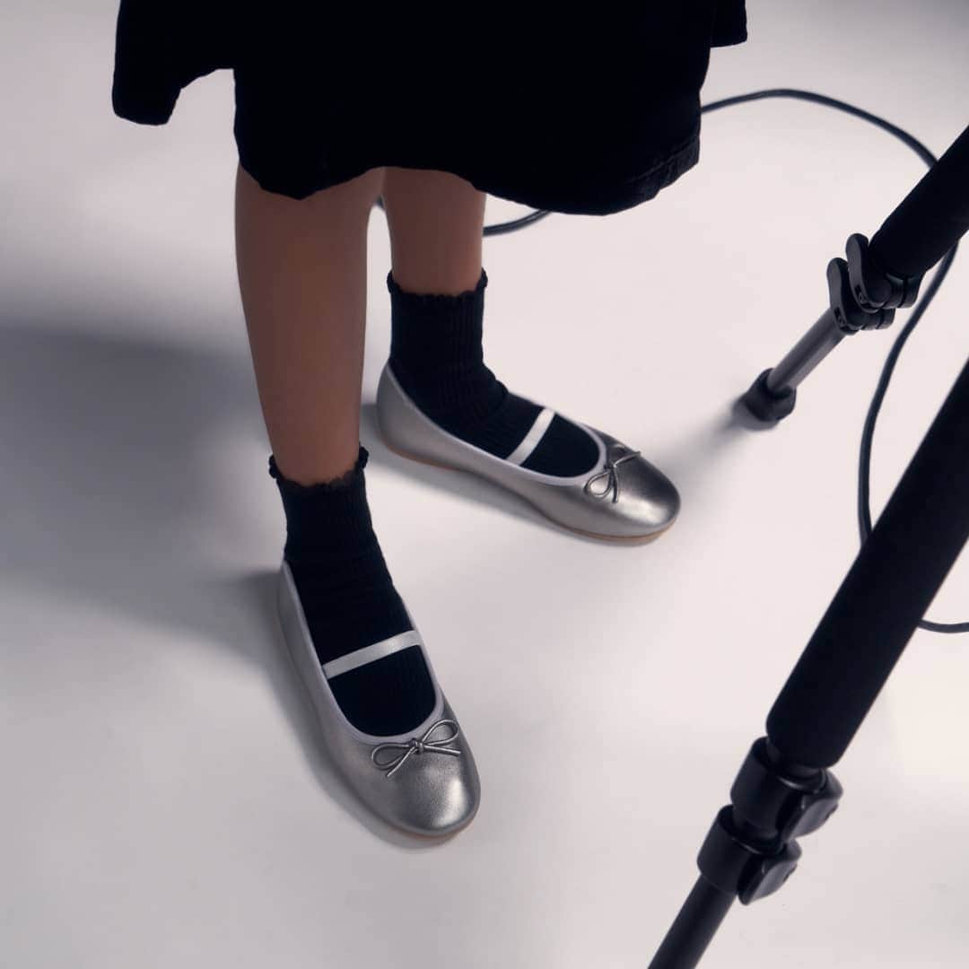 CHARLES & KEITHさんのインスタグラム写真 - (CHARLES & KEITHInstagram)「Featuring a shiny metallic finish, these ballerina flats are great for special occasions.  #CharlesKeithFW20 #CharlesKeithOfficial  Product featured: Girls' metallic bow ballerina flats」1月5日 22時11分 - charleskeithofficial