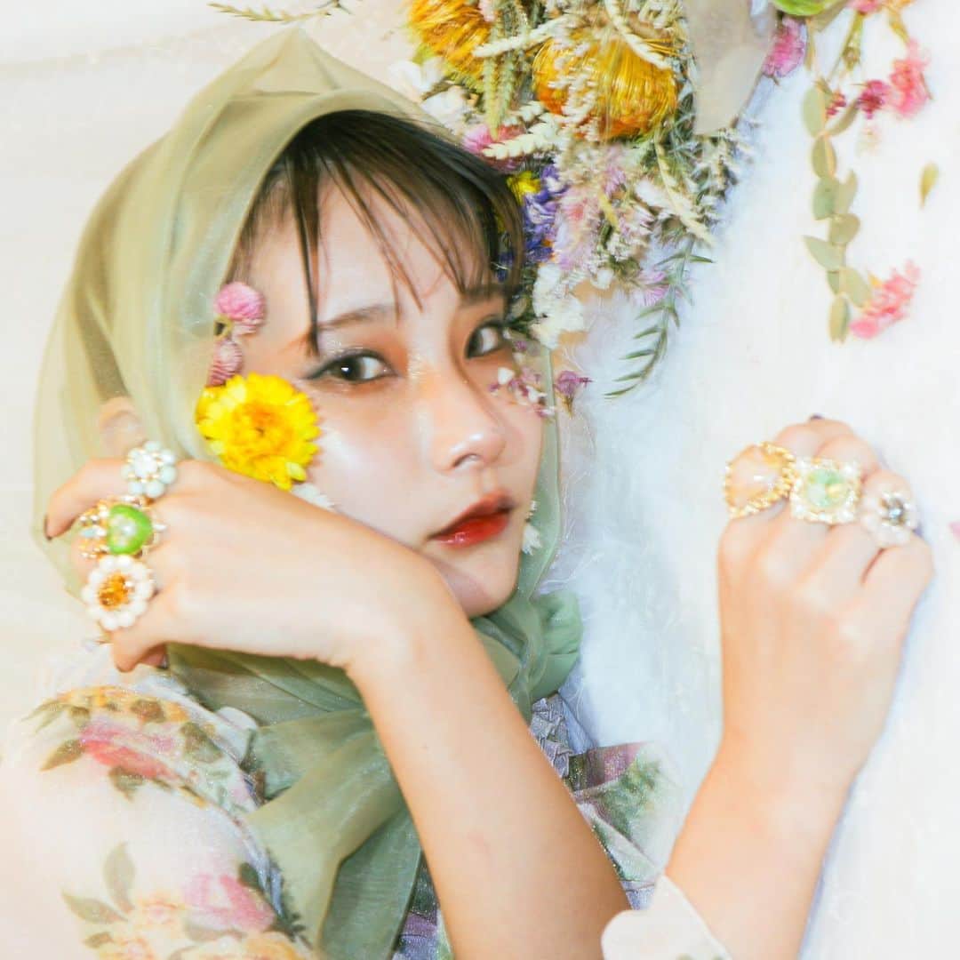 Fukiko-マルベリコさんのインスタグラム写真 - (Fukiko-マルベリコInstagram)「*mulberryco renewal*  Accessory : mulberryco Model :  @yuchi_4  Hair&Make-up : @naname1309 @yuchi_4  Prop & Art director : fukiko&sakiko(mulberryco) Styling : fukiko photographer : sakiko」1月5日 22時13分 - palpitation03