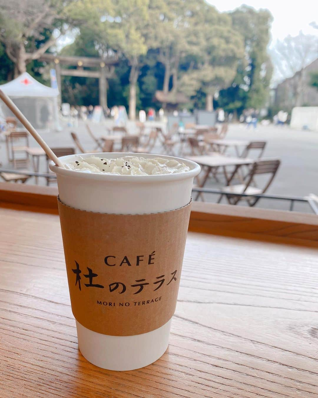 熱田久美さんのインスタグラム写真 - (熱田久美Instagram)「☕️杜のテラス / 原宿〔東京〕 ------------------- 明治神宮へ仕事のみんなと行ってきました！ 人も少なくて良かった… ・ メインの鳥居の目の前に、木の素材で仕上がっている 目にも優しいカフェがあったので 待ち合わせより早く行きました🌿開放的なウッドデッキもあって、森のリゾートに来たみたい🌳 🌳 🌳 ・ 天然木の温もりでリラックスできる、癒し空間… (🌲写真で伝わるかわからないですが、2～4枚目も必見！たくさん載せておきました) お席から鳥居が見えるのも清々しい気持ちで 運気が上がりましたよー😳🕊 ・ #明治神宮 #明治神宮前カフェ #明治神宮前 #原宿カフェ #杜のテラス #表参道カフェ #ウッドデッキ #鳥居 #初詣 #お参り」1月5日 22時13分 - kuumi1125