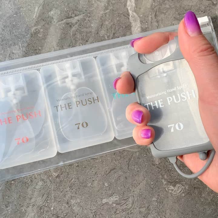 三浦加納子のインスタグラム：「THE PUSH @thepush_jp  このスタイリッシュな新しいサニタイザーのすごいところは、キャップがないから片手でサッといつでも簡単にスプレー出来ること！  カード型だから持ち運びに場所を取らないし、 アルコール70%でしっかり除菌&保湿をしてくれて、爽やかなミントの香り！ しかもケースをつけたらバッグなどに付けられるので更に便利とシンプルながら至れり尽くせりなんです。 呼び方は「プシュ」なんですって。可愛い😍  いろんな色があったり、ギフトボックスのセットもあるので贈り物としても喜ばれそうですね😊  https://thepush.jp/  追記 @spadic0404 にて商品のお取り扱い始まりました！ 実店舗では初みたいです！  #サニタイザー #アルコール消毒」