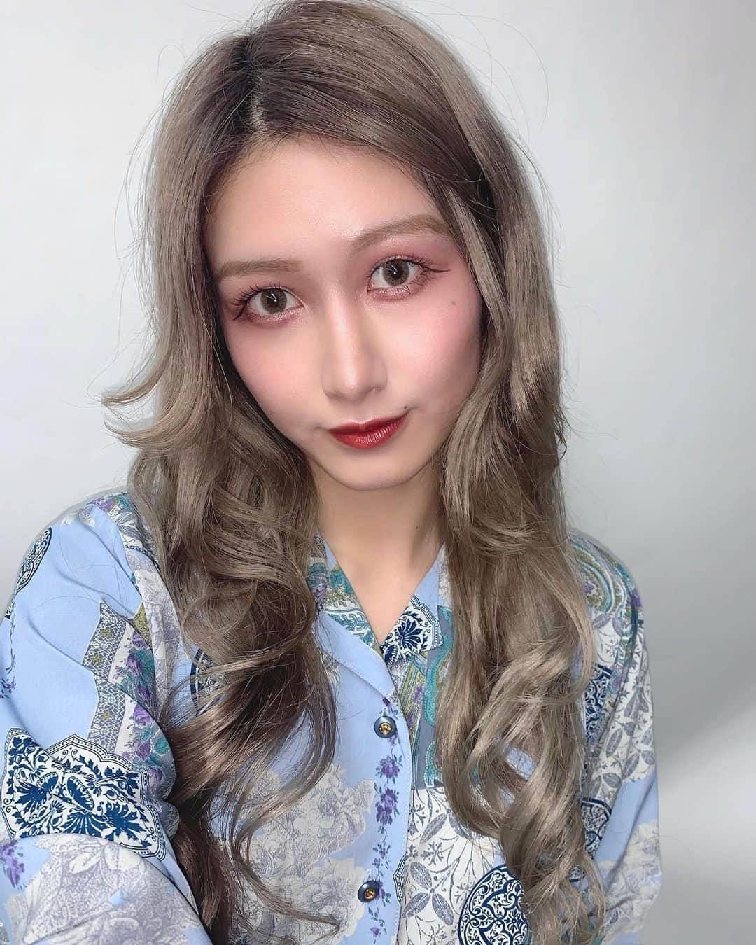 仮眠玲菜のインスタグラム：「2021 #自撮り 初め✌🏻  インスタ限定インスタフィルターの2枚目  #古着 #総柄 #ブラウス お気に入り」