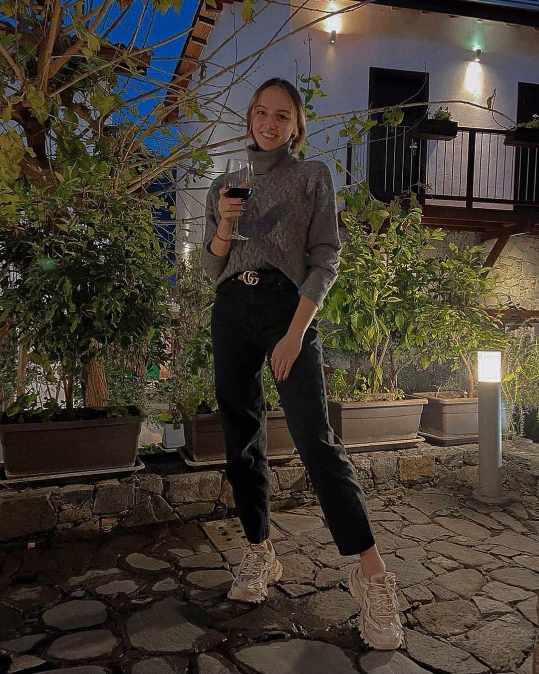 マリナ・デュランダのインスタグラム：「5 useful tips to recover from the holidays  1. Start the day by drinking a glass of warm water with lemon, this way we kick start our body to natural detoxify and cleanse the digestive system. 2. Do light exercise, this will help improve blood circulation and oxygen enrichment ( you can fix it with a hot and cold shower). 3. Eat healthy food, like vegetables and green leaf salads. Incorporating these kind of food will help in maintaining a healthy Ph balance. 4. Take away sugar and sugary drinks for a few days, and go out for a walk, after the holidays it's hard to go to a full workout, so calm activity is fine. 5. And of course online workouts to keep your muscles toned.  Which of these items do you do all the time? _______________________  5 полезных советов как восстановиться после праздников  1. Начните день с стакана тёплой воды с лимоном, таким образом мы запускаем естественный детоксикации и очищение пищеварительной системы. 2. Делаем легкую зарядку, улучшит кровообращение и обогащение кислородом ( можно закрепить контрастным душем). 3. Кушаем больше правильной пищи, например овощной салат, таким образом мы поддержим здоровый Ph баланс организма. 4. Убираем на несколько дней сахар и сладкие напитки, и выходим на прогулку, после праздников сложно перейти к полноценной тренировке, поэтому спокойная активность прекрасно подойдёт. 5. И конечно же онлайн тренировки для поддержания мышц в тонусе.  Какие из пунктов вы делаете постоянно?」